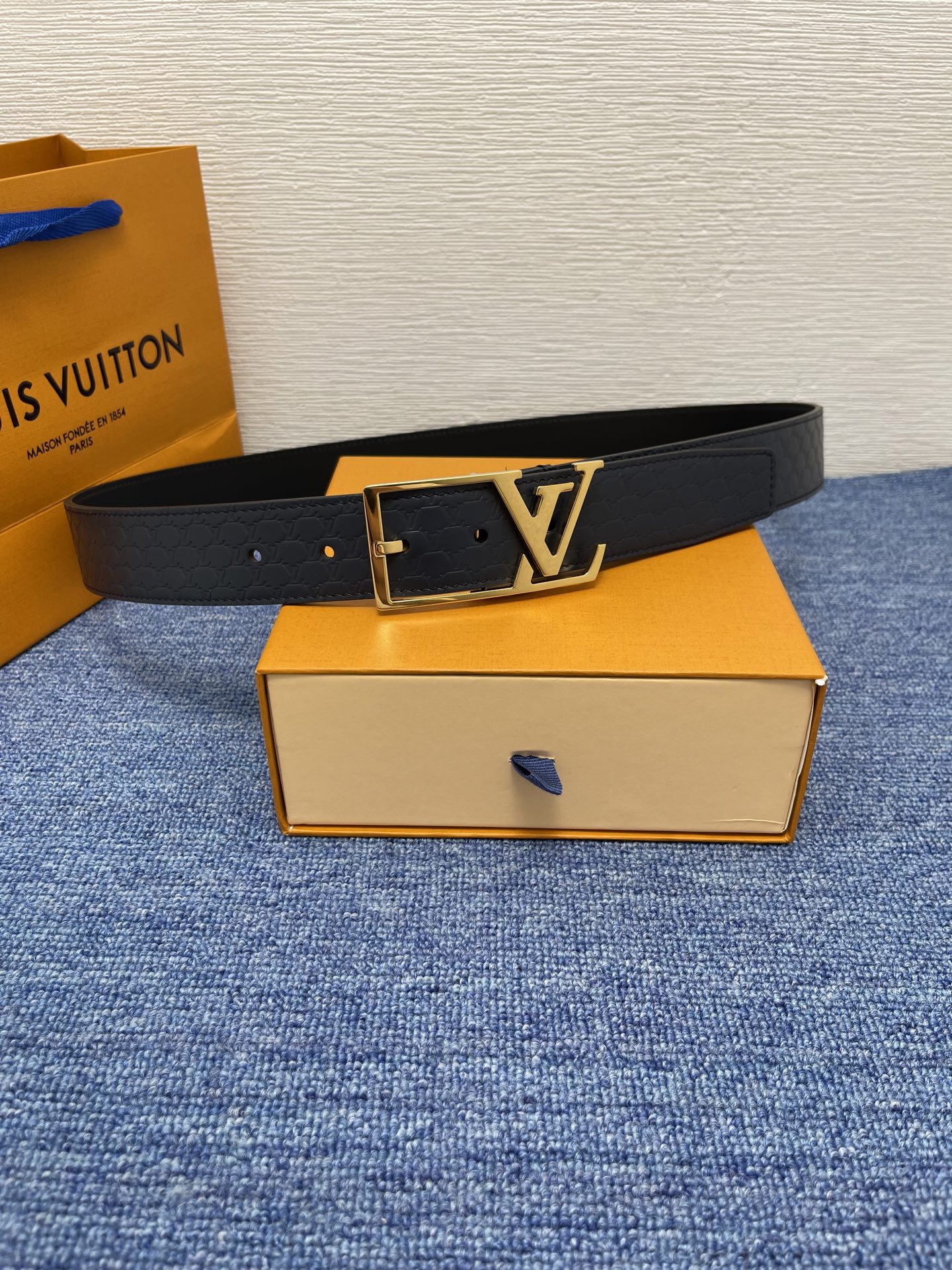 【LOUIS VUITTON驴牌】：经典原单品质，新款压花面原版平纹底，搭配原单精品针扣，精工制作，细节