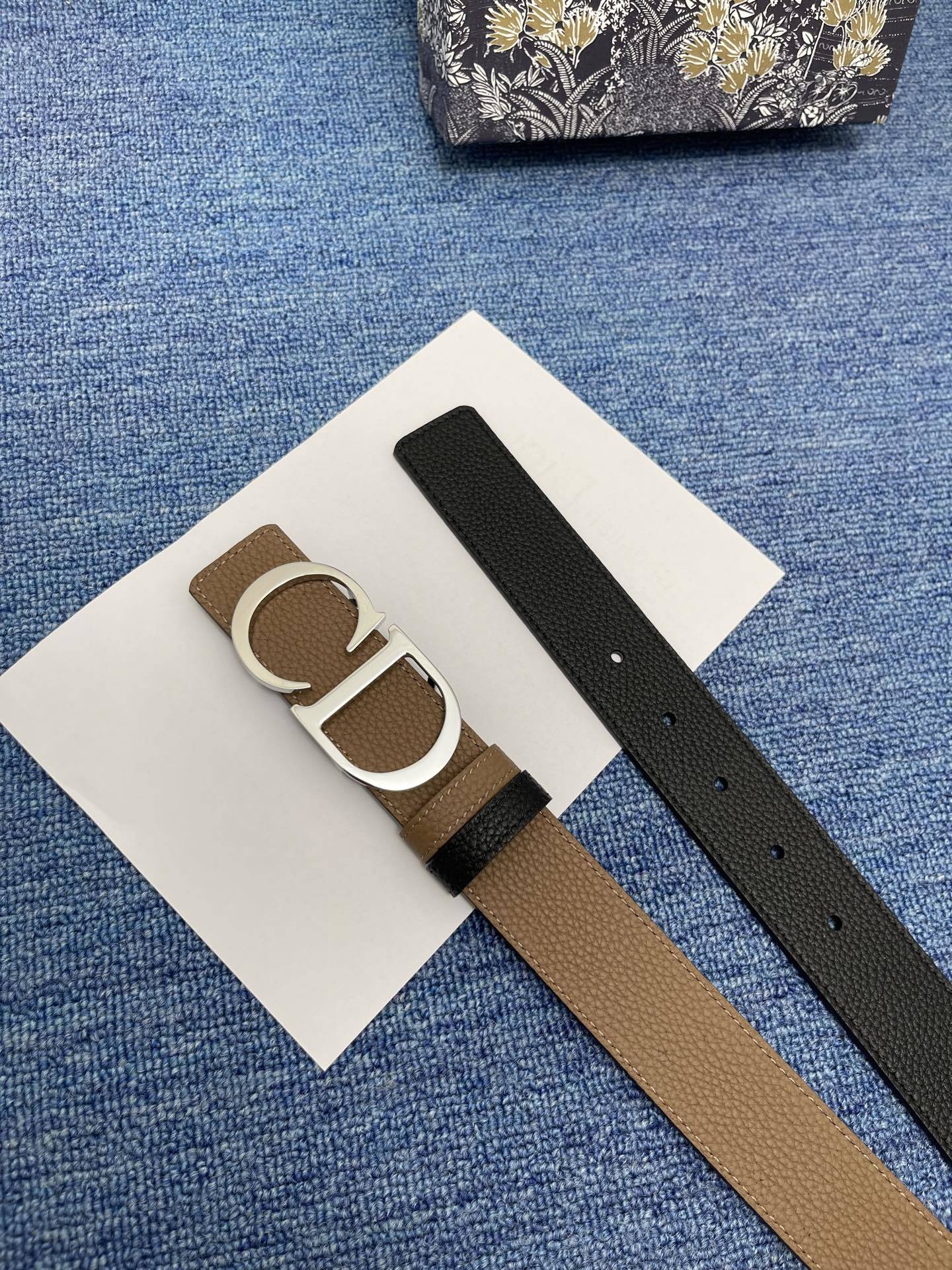 😍😍😍迪奥 3.5cm
😍这款 30 Montaigne Avenue 腰带从同名手袋汲取灵感,采用