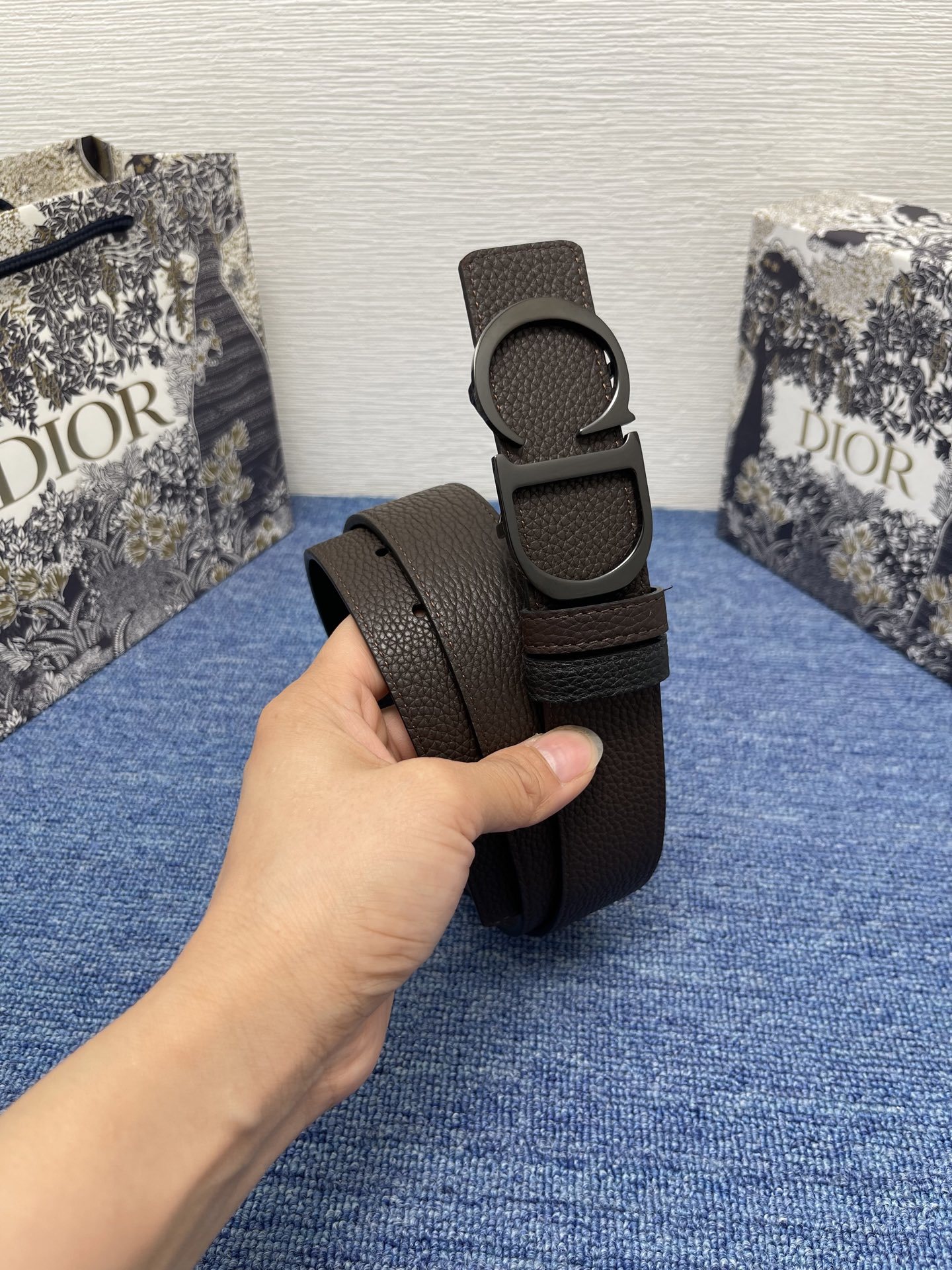 😍😍😍迪奥 3.5cm
😍这款 30 Montaigne Avenue 腰带从同名手袋汲取灵感,采用