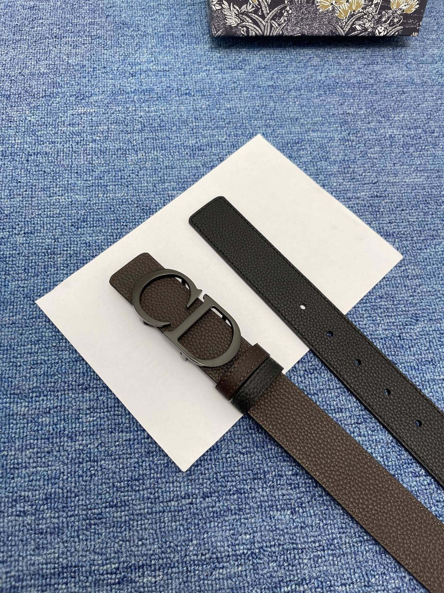 😍😍😍迪奥 3.5cm
😍这款 30 Montaigne Avenue 腰带从同名手袋汲取灵感,采用