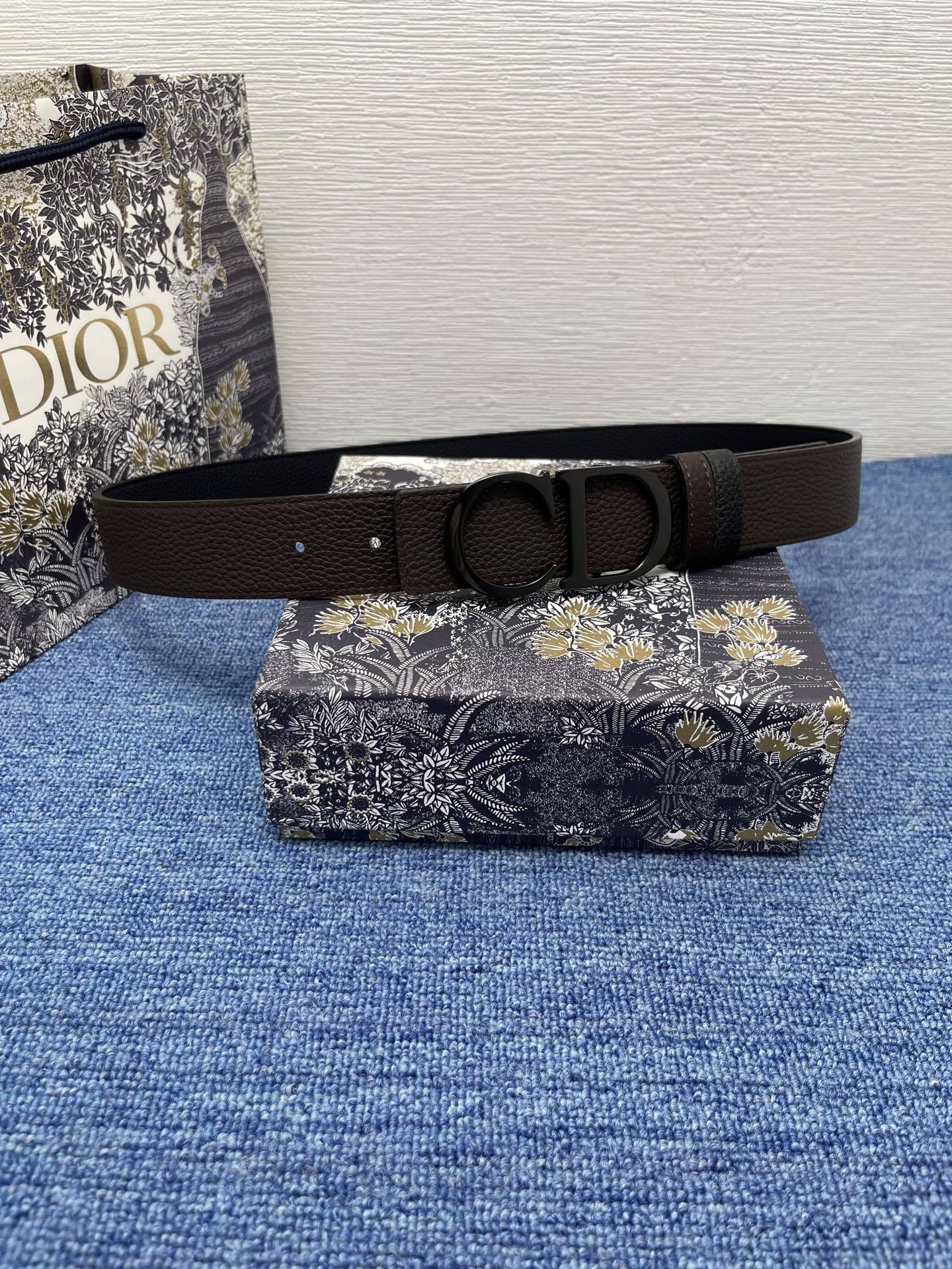 😍😍😍迪奥 3.5cm
😍这款 30 Montaigne Avenue 腰带从同名手袋汲取灵感,采用
