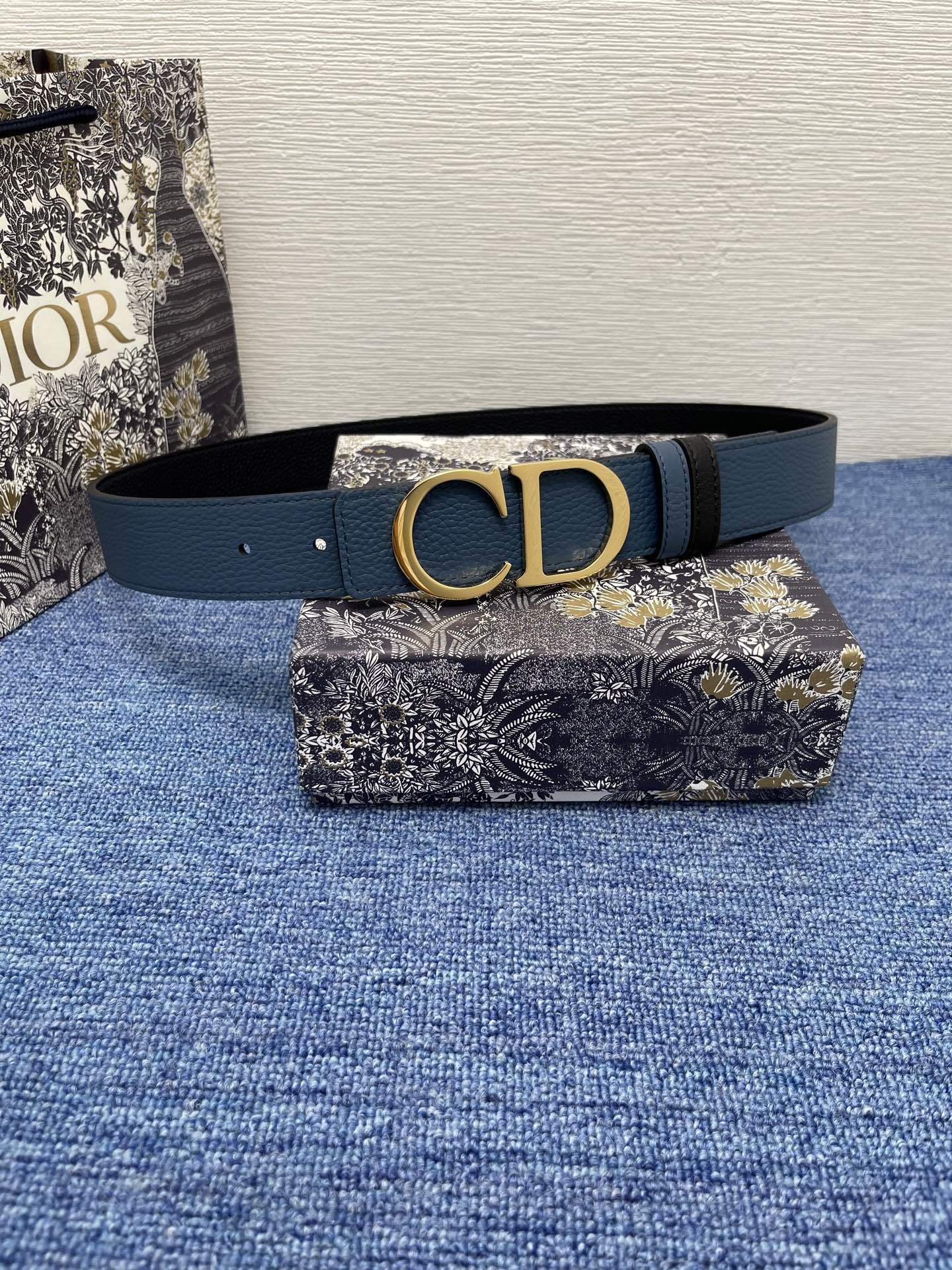 😍😍😍迪奥 3.5cm
😍这款 30 Montaigne Avenue 腰带从同名手袋汲取灵感,采用