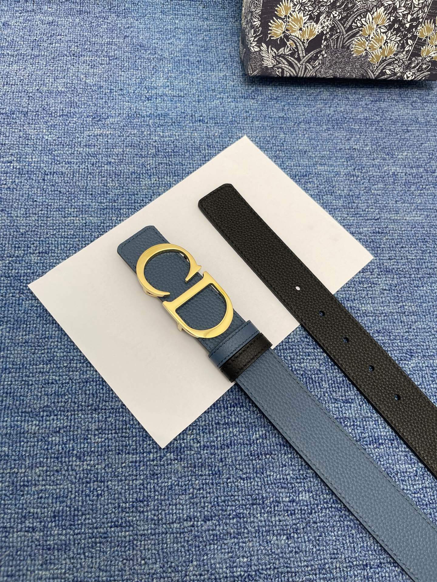 😍😍😍迪奥 3.5cm
😍这款 30 Montaigne Avenue 腰带从同名手袋汲取灵感,采用
