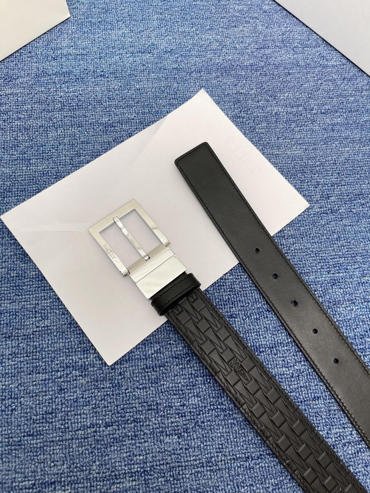 🔴  【品牌】巴利   NO.550  
🔴 【描述】经典系列新品腰带，采用小牛皮材质，完美搭配手工车线