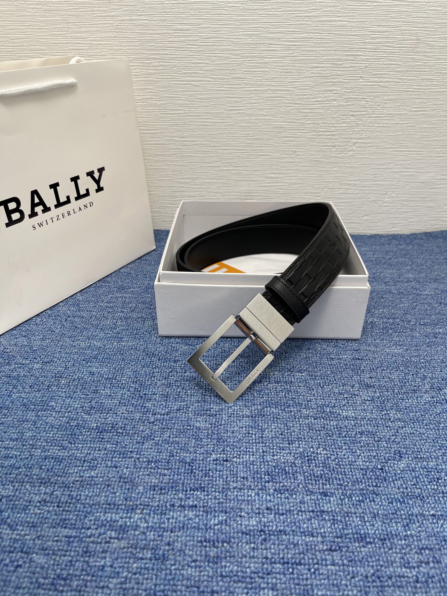 🔴  【品牌】巴利   NO.550  
🔴 【描述】经典系列新品腰带，采用小牛皮材质，完美搭配手工车线