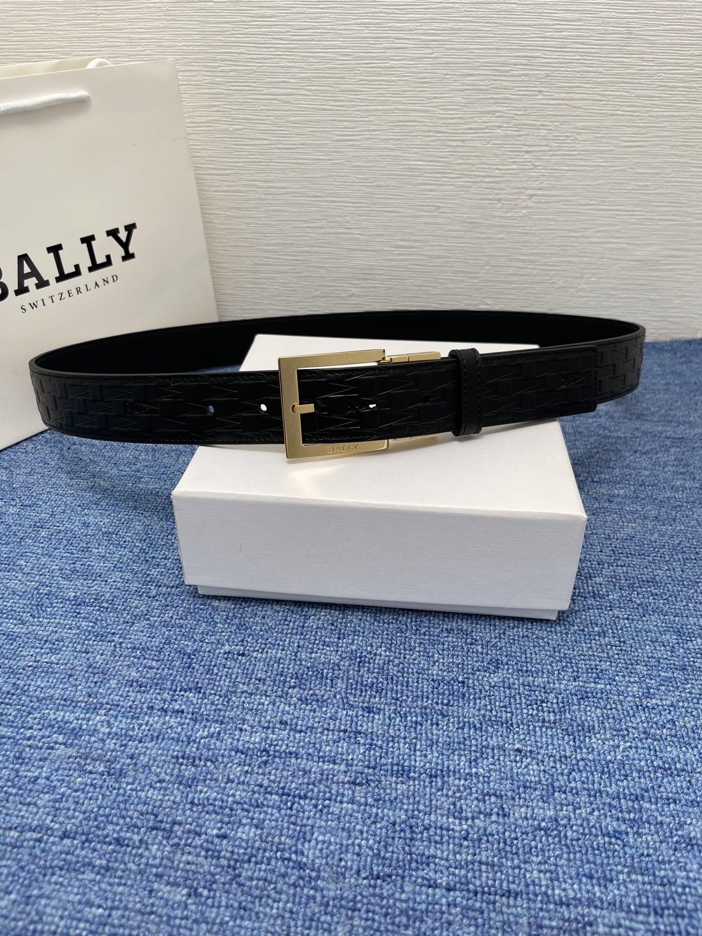 🔴  【品牌】巴利   NO.550  
🔴 【描述】经典系列新品腰带，采用小牛皮材质，完美搭配手工车线