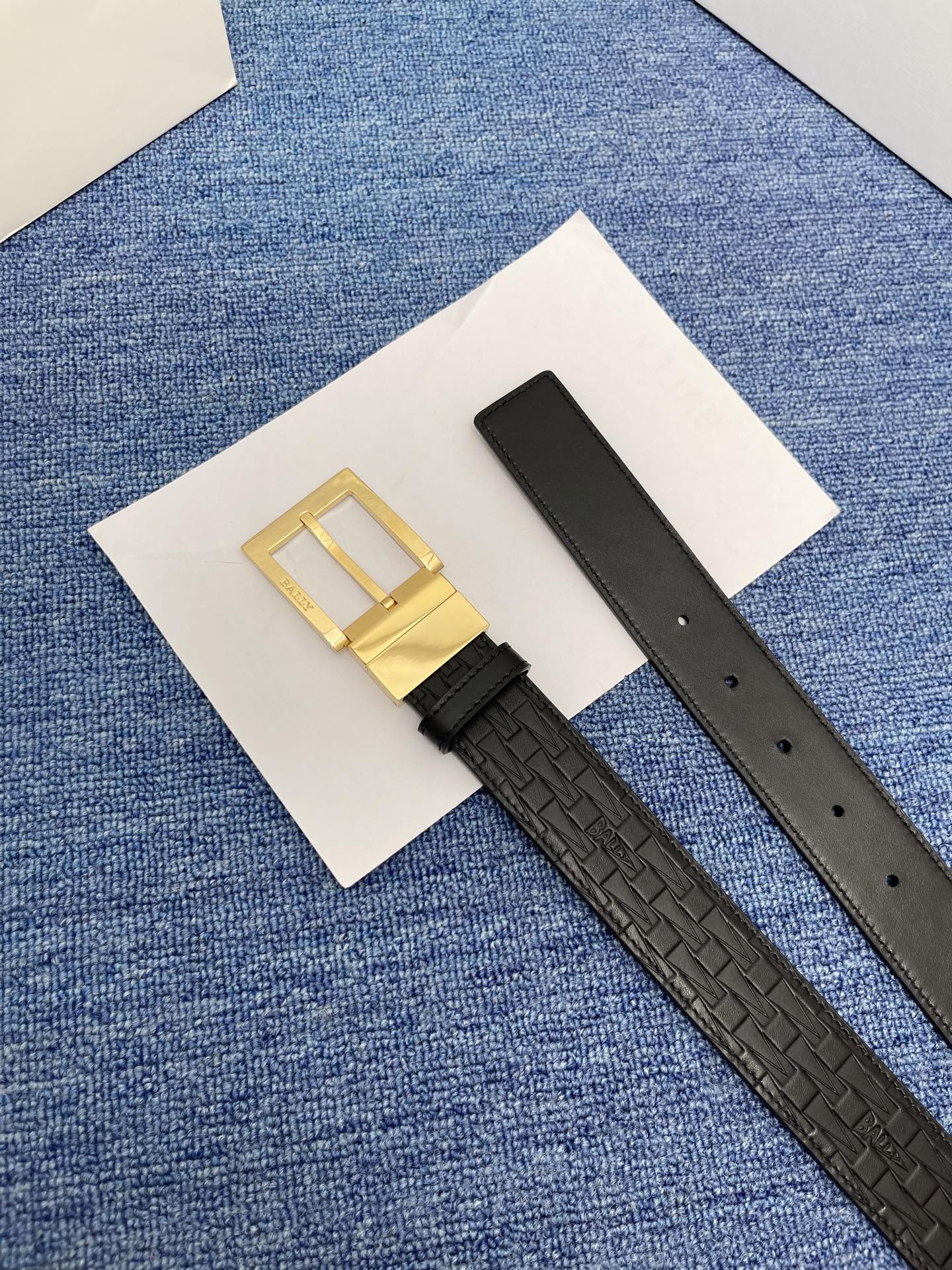 🔴  【品牌】巴利   NO.550  
🔴 【描述】经典系列新品腰带，采用小牛皮材质，完美搭配手工车线