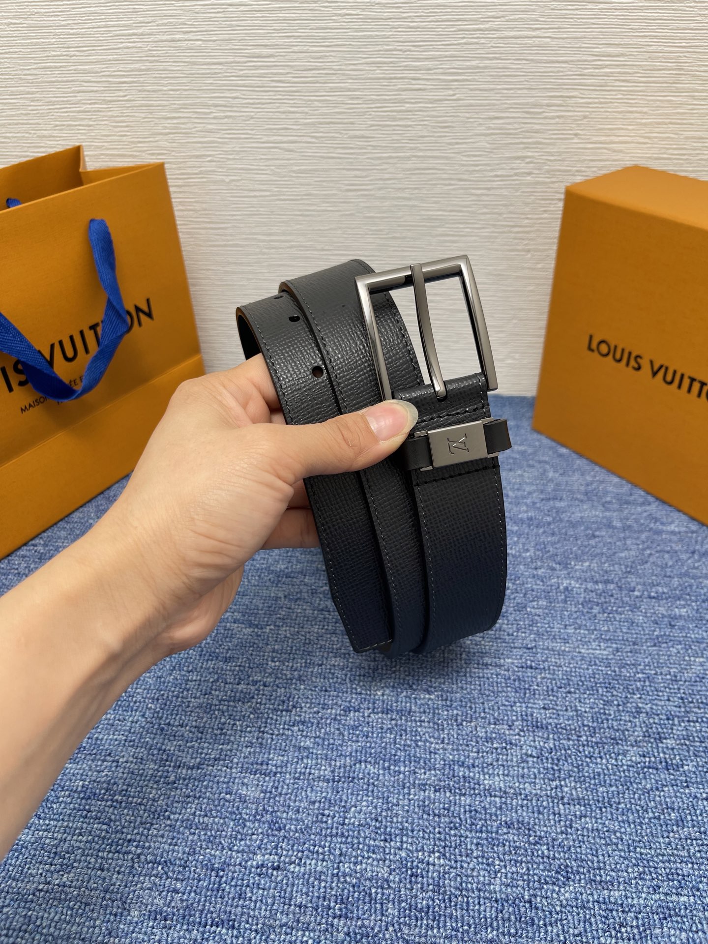 
【LOUIS VUITTON驴牌】：经典原单品质，新款手掌纹原版平纹底，搭配原单精品针扣，精工制作，细