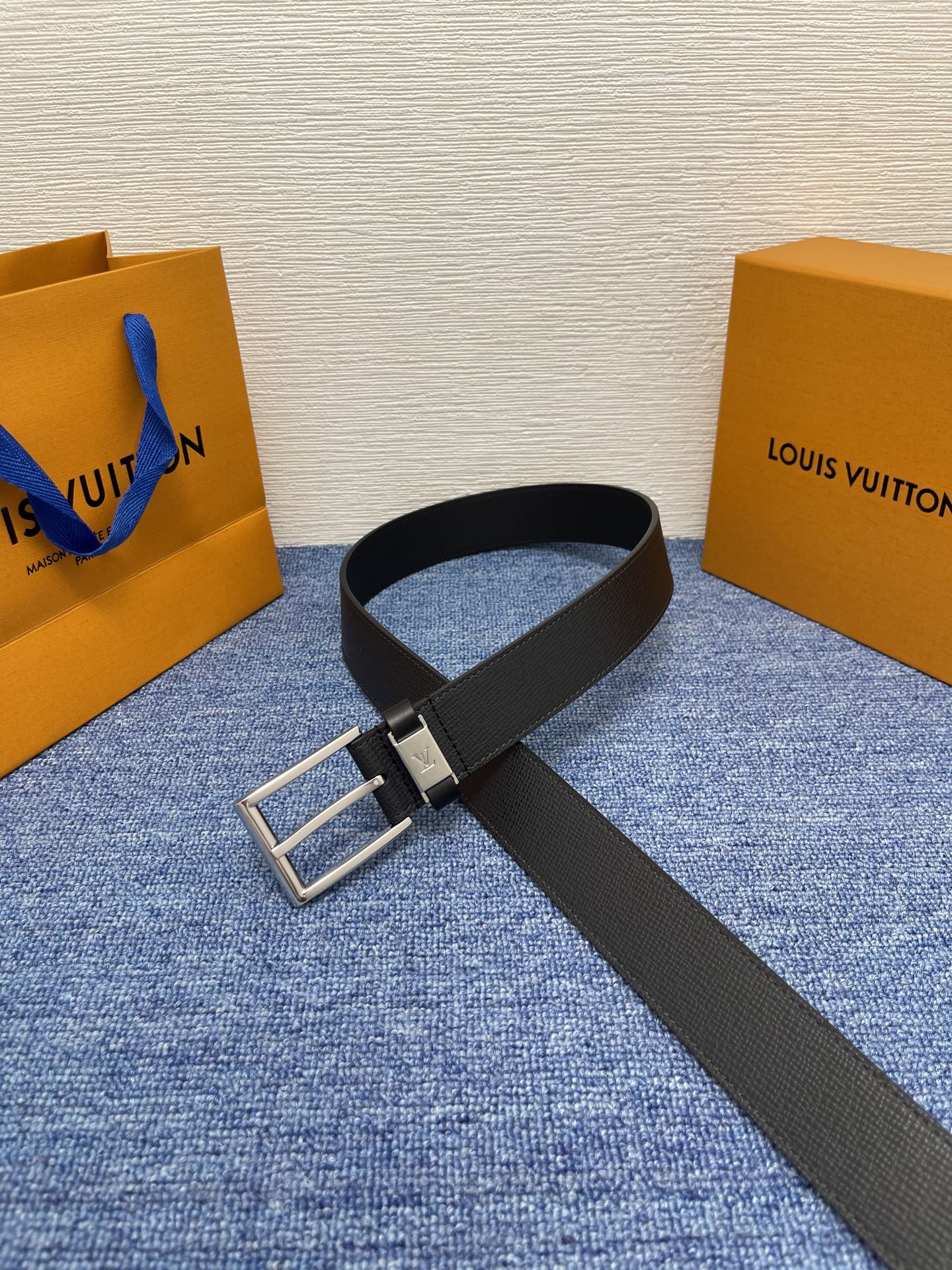 
【LOUIS VUITTON驴牌】：经典原单品质，新款手掌纹原版平纹底，搭配原单精品针扣，精工制作，细