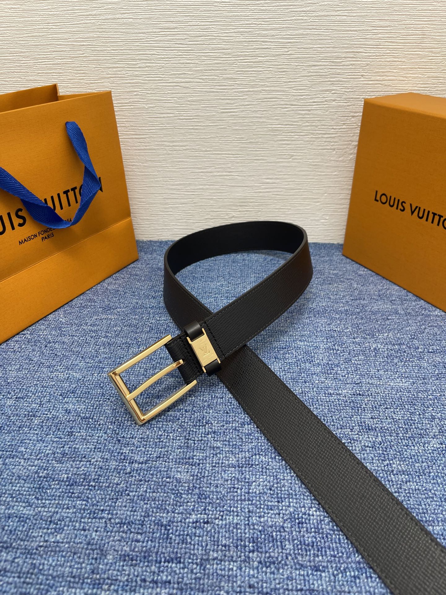 
【LOUIS VUITTON驴牌】：经典原单品质，新款手掌纹原版平纹底，搭配原单精品针扣，精工制作，细