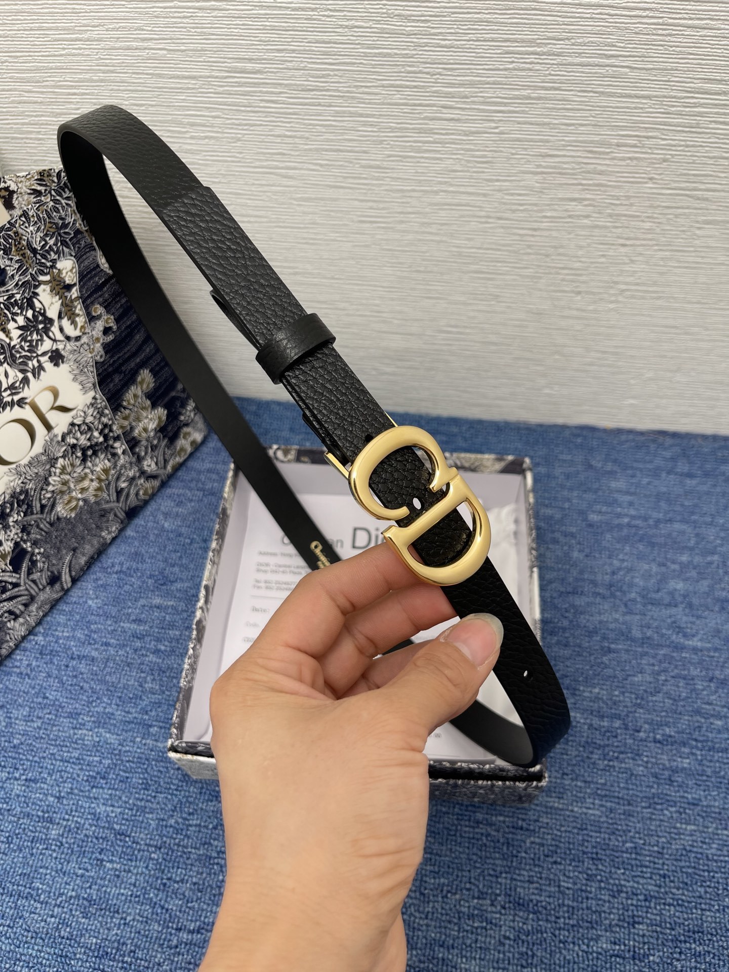 马鞍腰带
20 毫米黑色粒面牛皮革
编号 B0445CSKU_M900。 这款马鞍腰带是