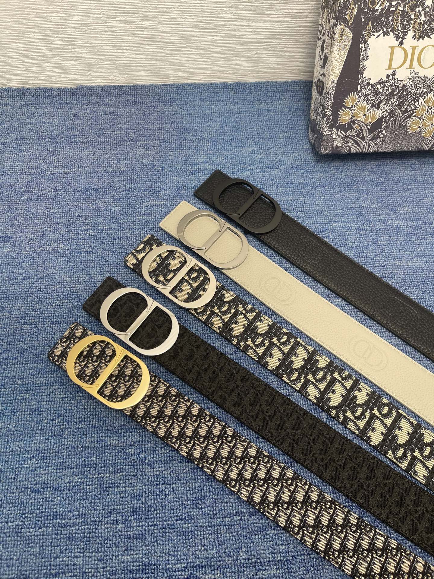 
这款腰带巧妙融合优雅与时尚，彰显 Dior 的精湛工艺。采用黑色皮革精心制作，以全新方式呈现经典图案。