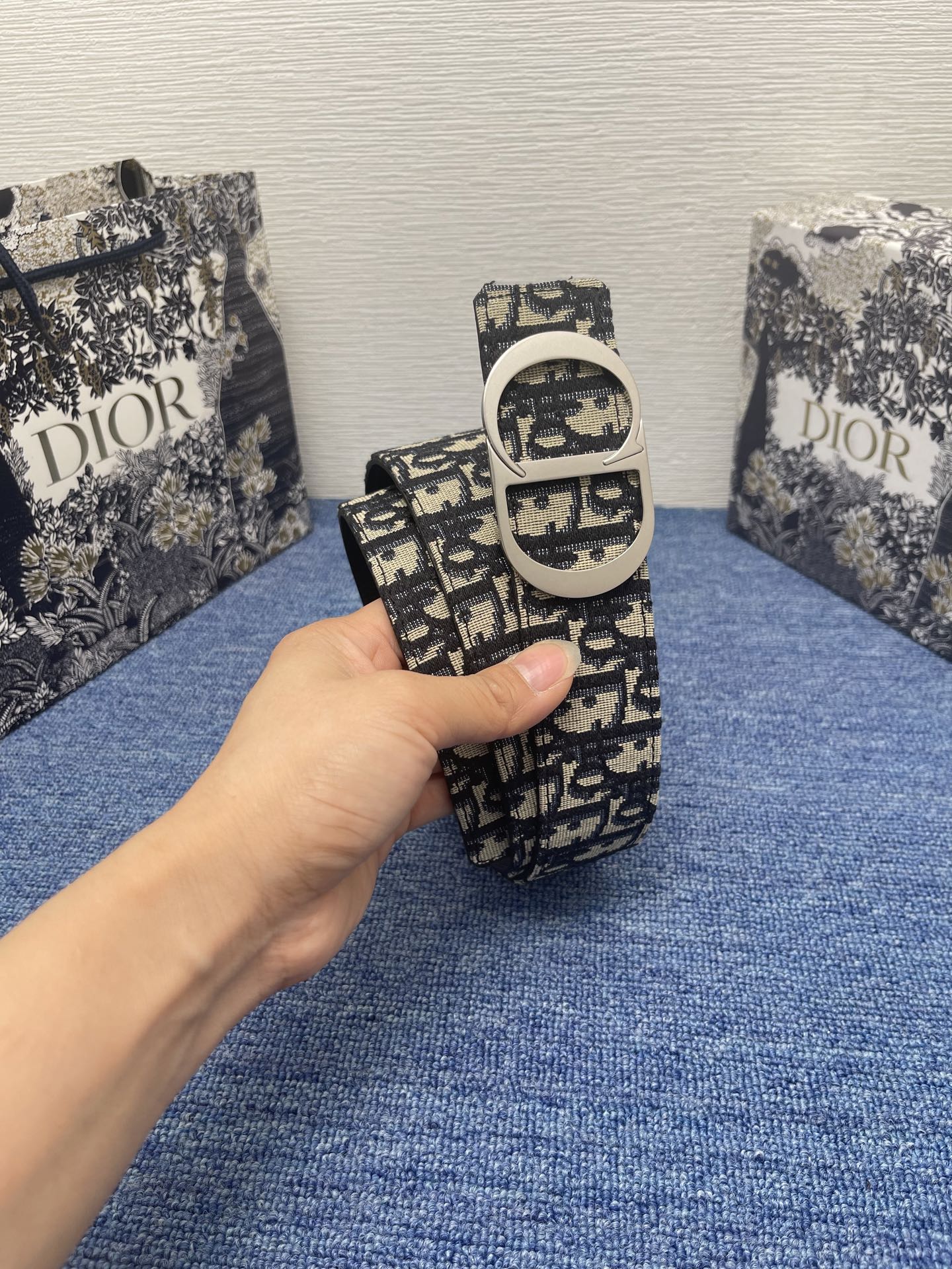 
这款腰带巧妙融合优雅与时尚，彰显 Dior 的精湛工艺。采用黑色皮革精心制作，以全新方式呈现经典图案。