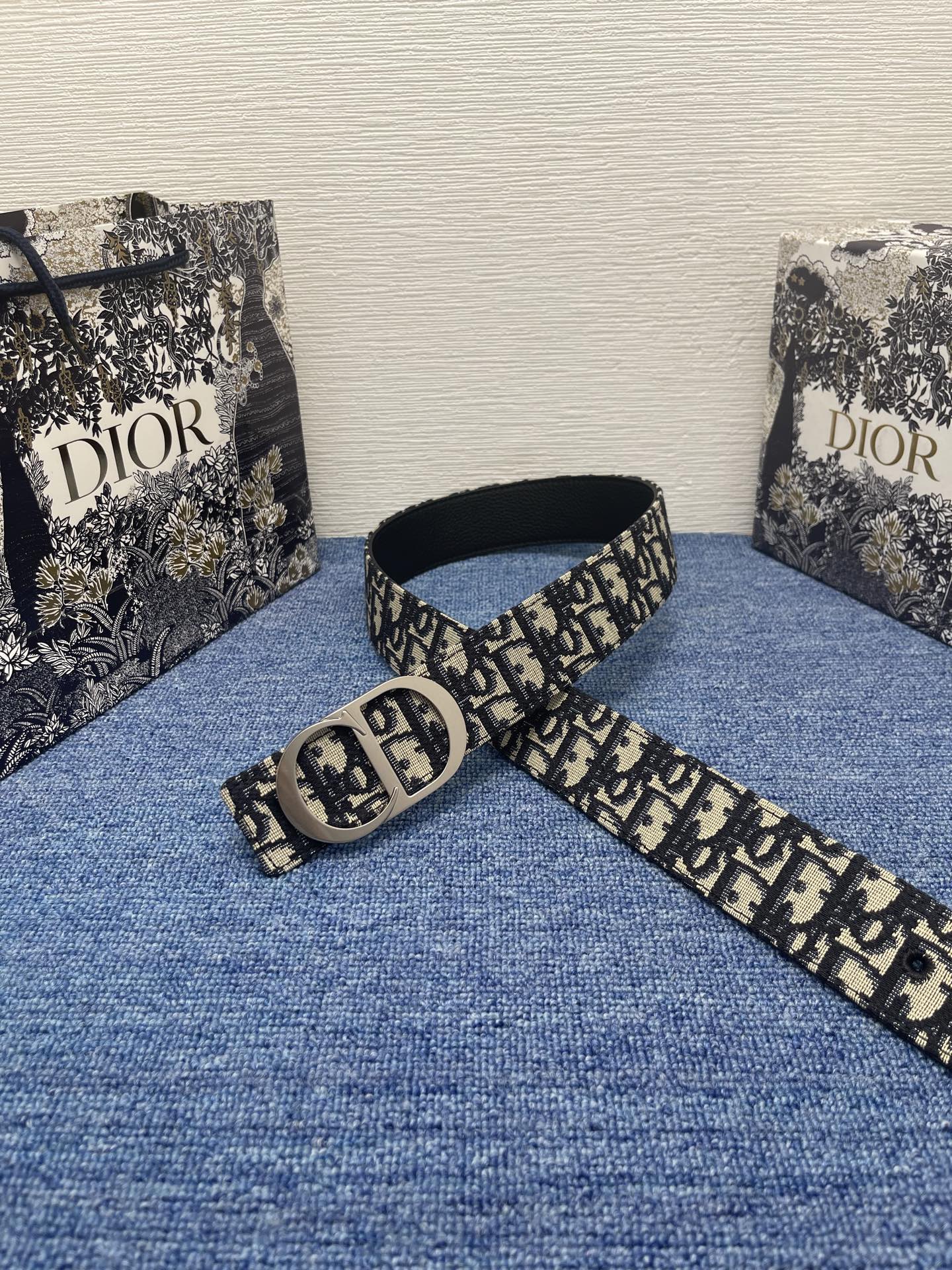 
这款腰带巧妙融合优雅与时尚，彰显 Dior 的精湛工艺。采用黑色皮革精心制作，以全新方式呈现经典图案。