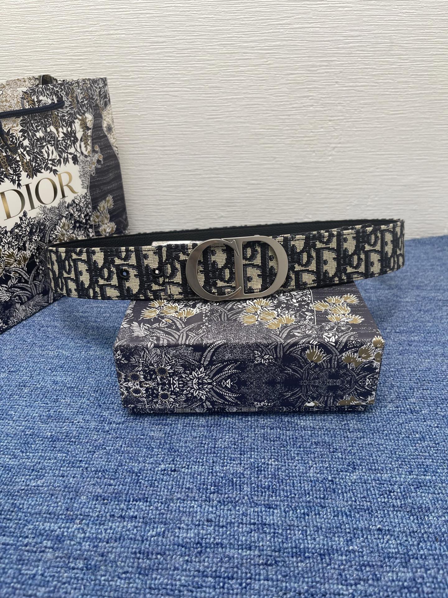 
这款腰带巧妙融合优雅与时尚，彰显 Dior 的精湛工艺。采用黑色皮革精心制作，以全新方式呈现经典图案。
