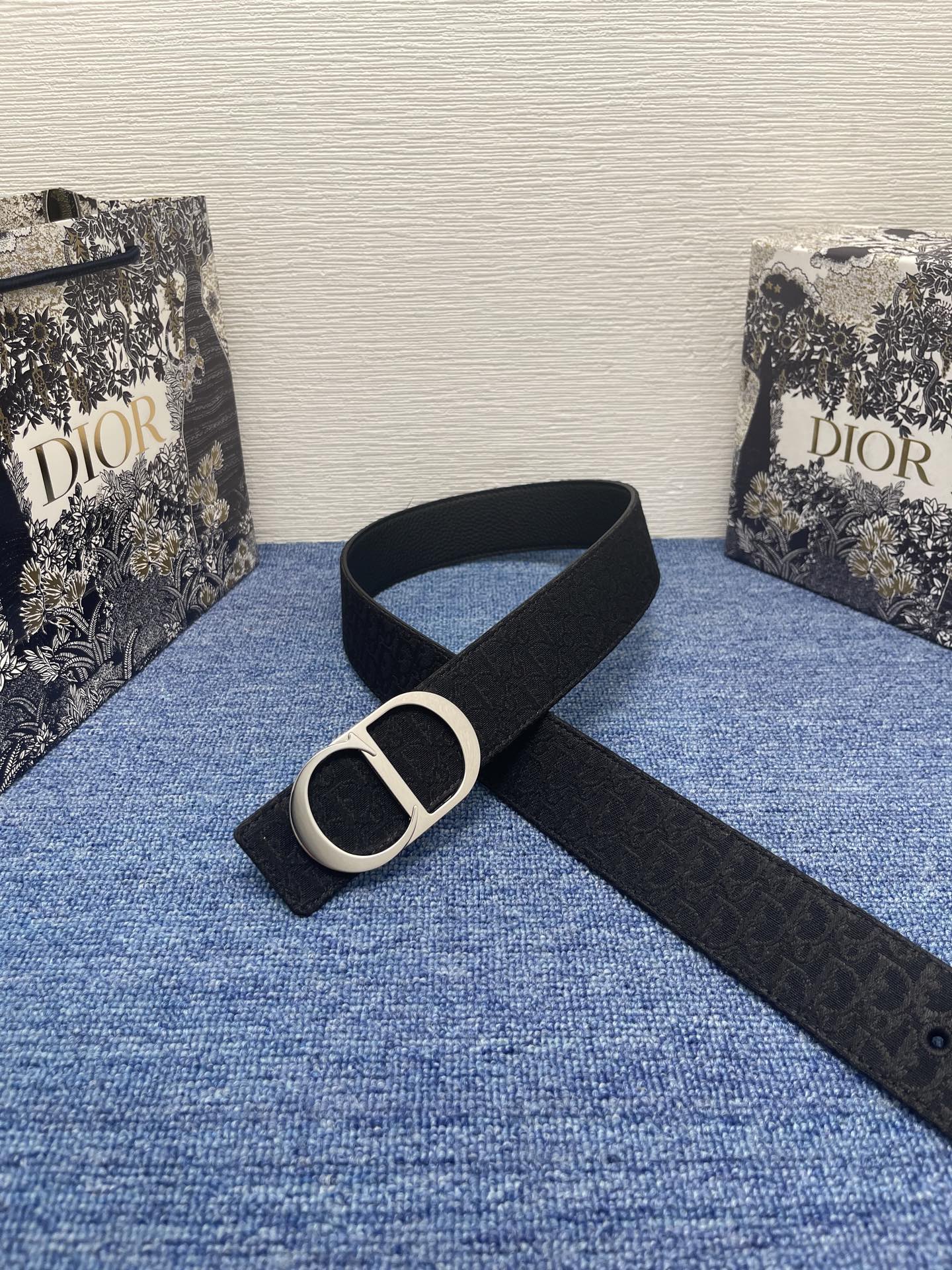
这款腰带巧妙融合优雅与时尚，彰显 Dior 的精湛工艺。采用黑色皮革精心制作，以全新方式呈现经典图案。