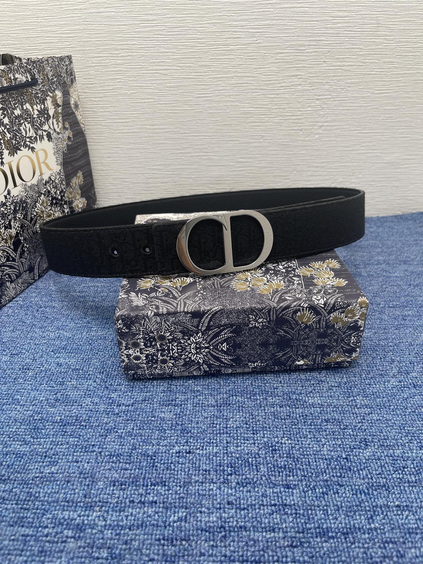 
这款腰带巧妙融合优雅与时尚，彰显 Dior 的精湛工艺。采用黑色皮革精心制作，以全新方式呈现经典图案。