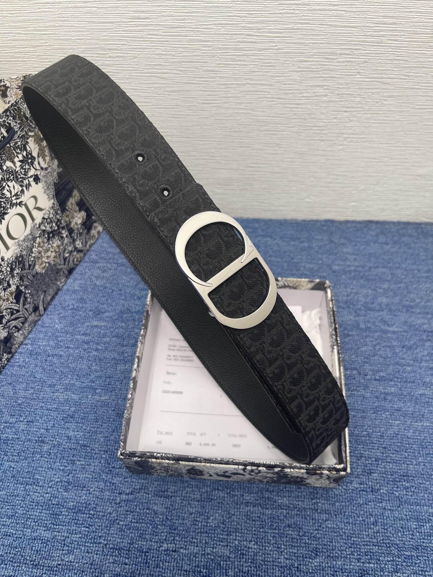 
这款腰带巧妙融合优雅与时尚，彰显 Dior 的精湛工艺。采用黑色皮革精心制作，以全新方式呈现经典图案。