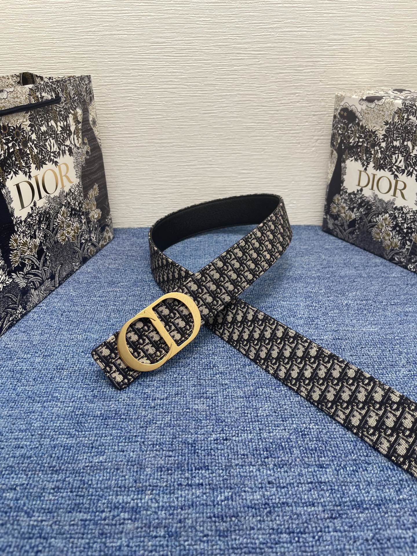 
这款腰带巧妙融合优雅与时尚，彰显 Dior 的精湛工艺。采用黑色皮革精心制作，以全新方式呈现经典图案。
