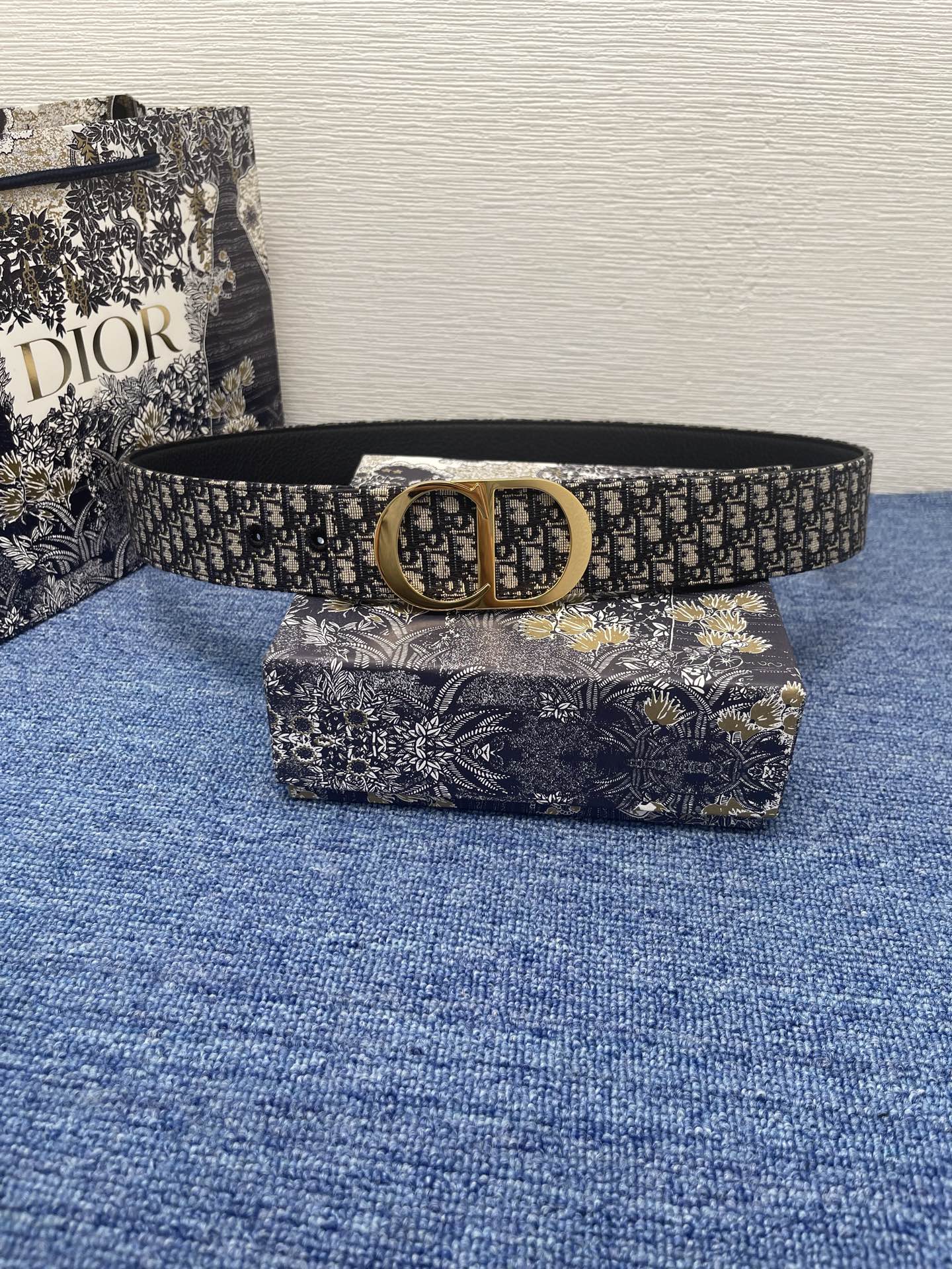 
这款腰带巧妙融合优雅与时尚，彰显 Dior 的精湛工艺。采用黑色皮革精心制作，以全新方式呈现经典图案。