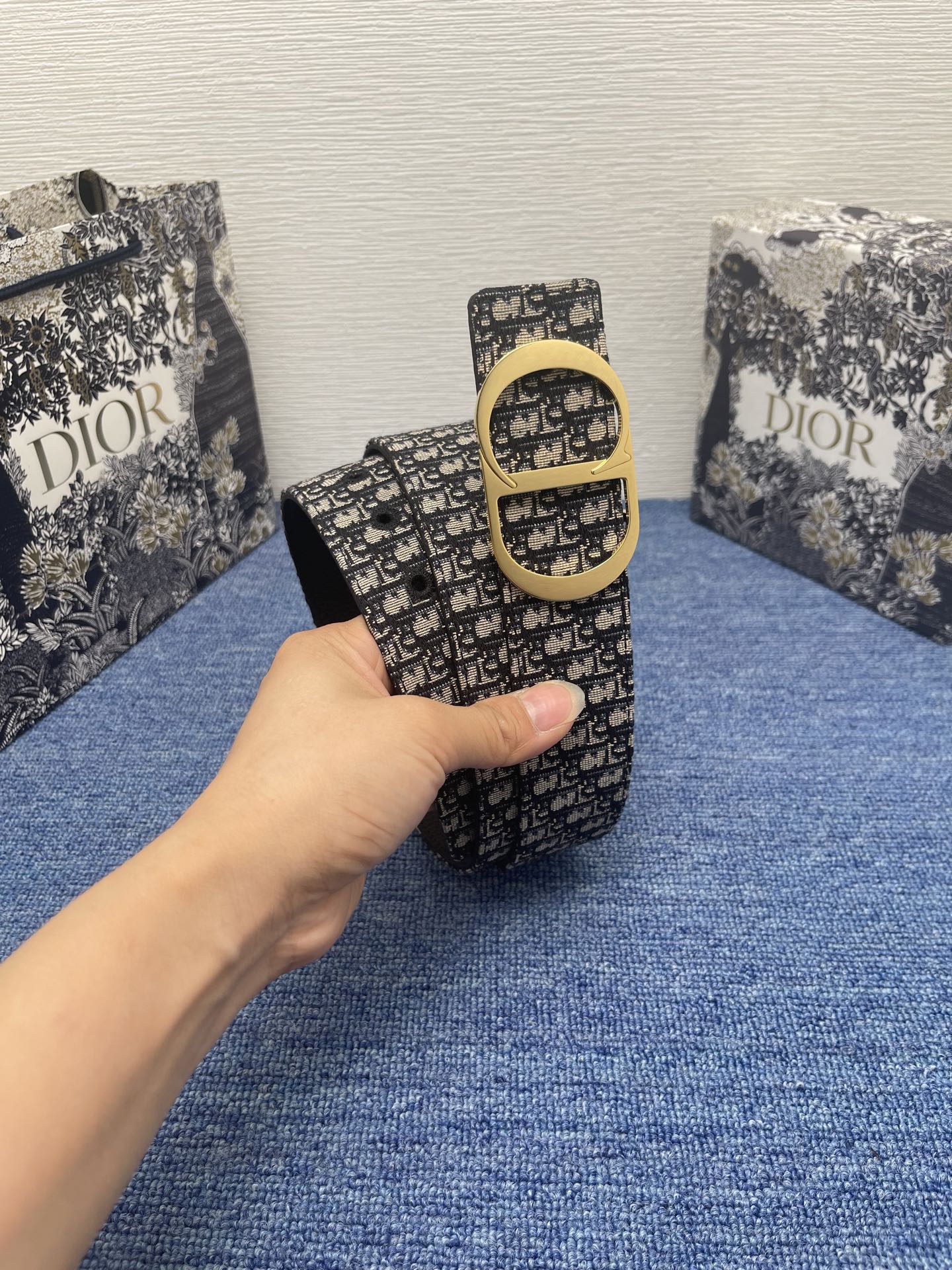 
这款腰带巧妙融合优雅与时尚，彰显 Dior 的精湛工艺。采用黑色皮革精心制作，以全新方式呈现经典图案。