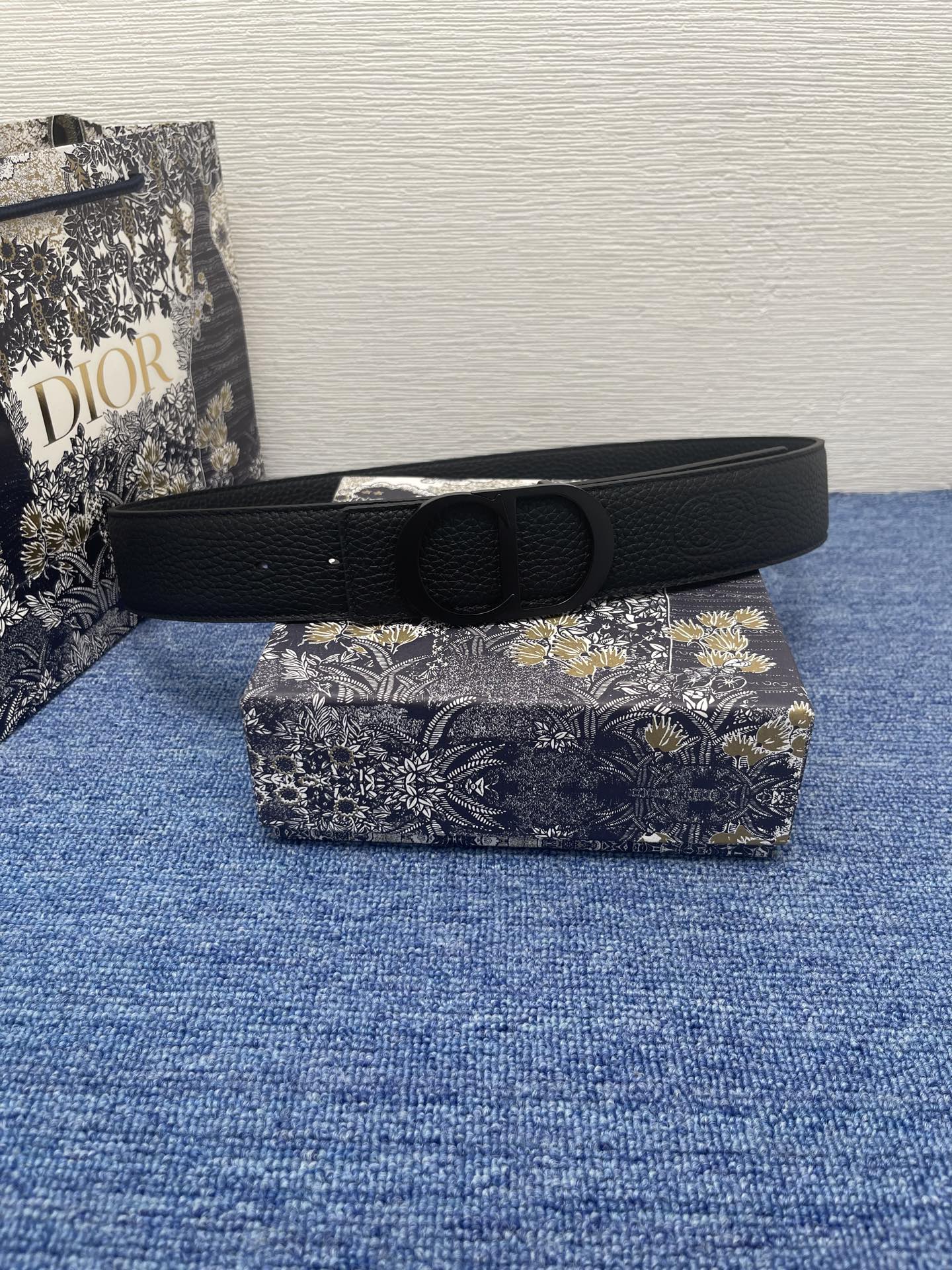 
这款腰带巧妙融合优雅与时尚，彰显 Dior 的精湛工艺。采用黑色皮革精心制作，以全新方式呈现经典图案。
