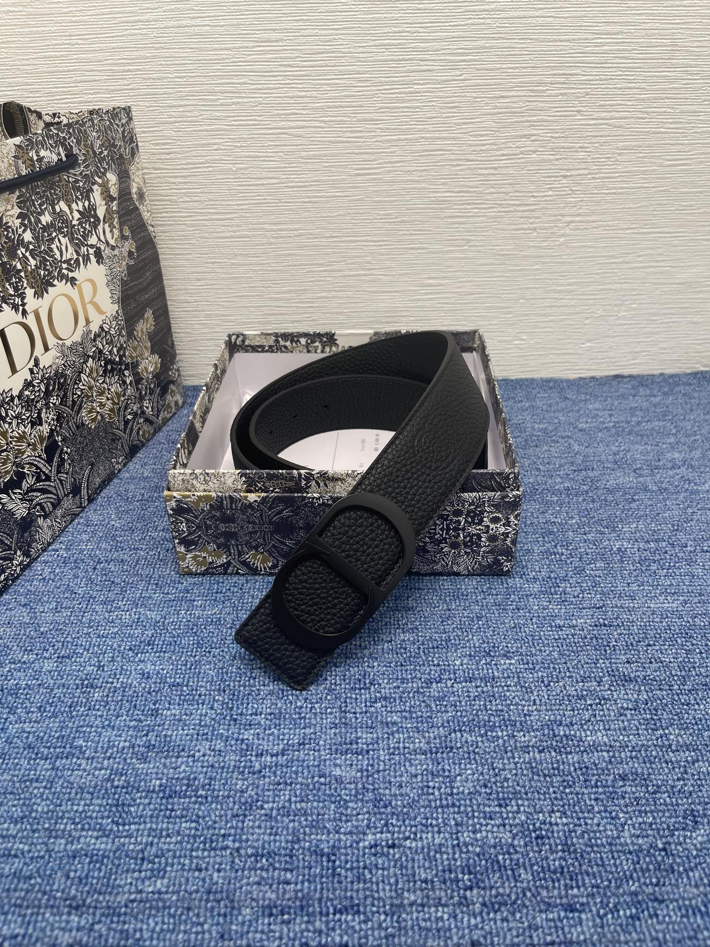 
这款腰带巧妙融合优雅与时尚，彰显 Dior 的精湛工艺。采用黑色皮革精心制作，以全新方式呈现经典图案。