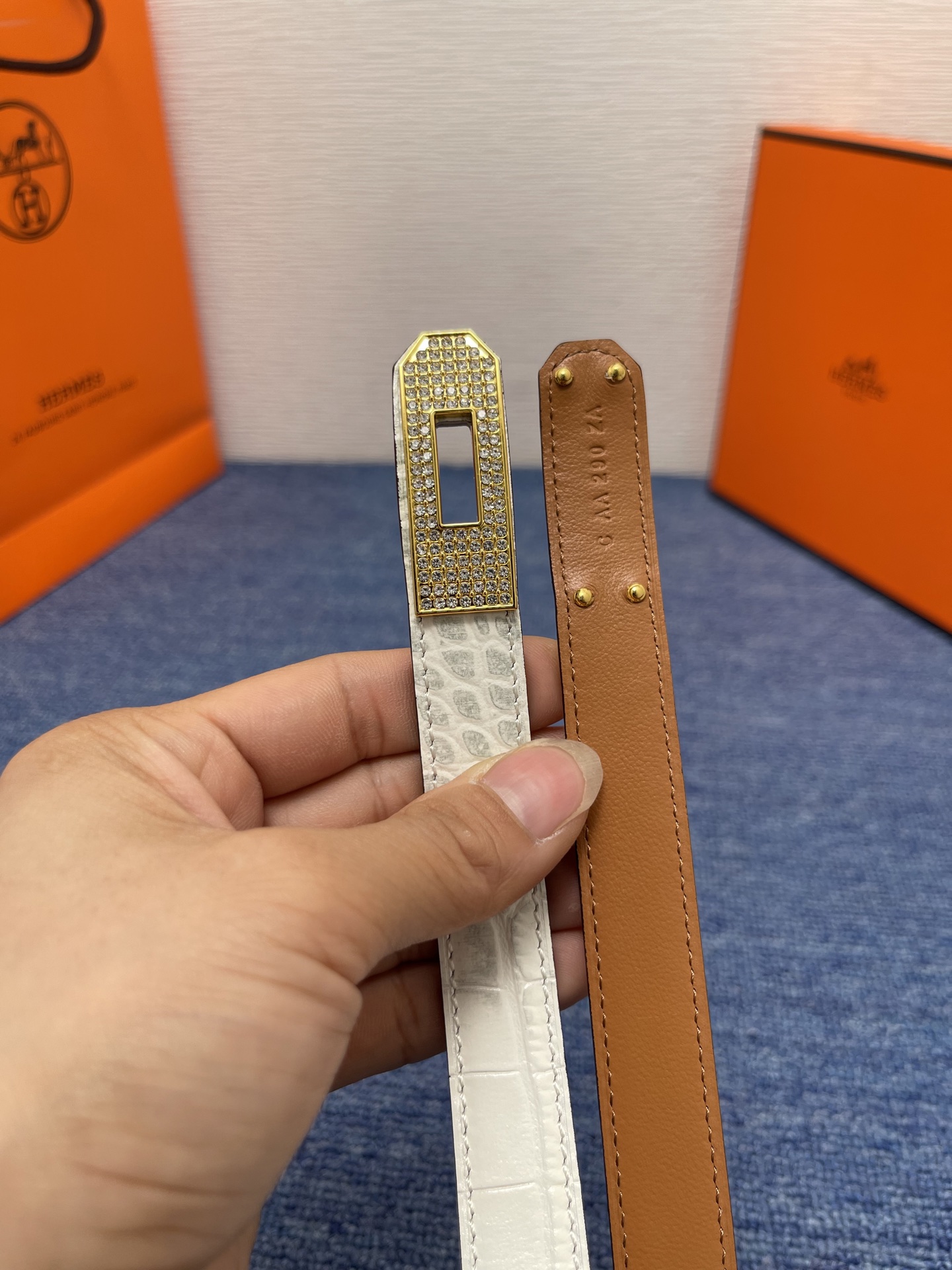 🔴 【品牌】爱马仕   
🔴 【描述】采用高级真皮精制而成，触感厚实，饰以商标带扣。腰带为意大利尺寸，请