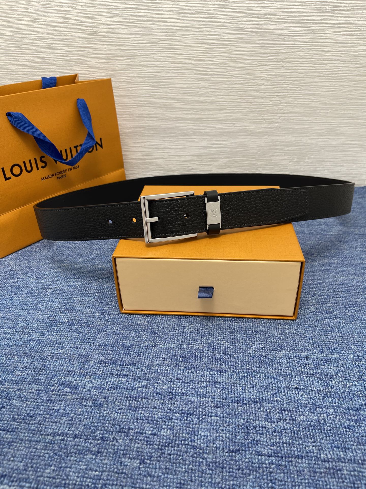 
【LOUIS VUITTON驴牌】：经典原单品质，新款荔枝纹原版平纹底，搭配原单精品针扣，精工制作，细