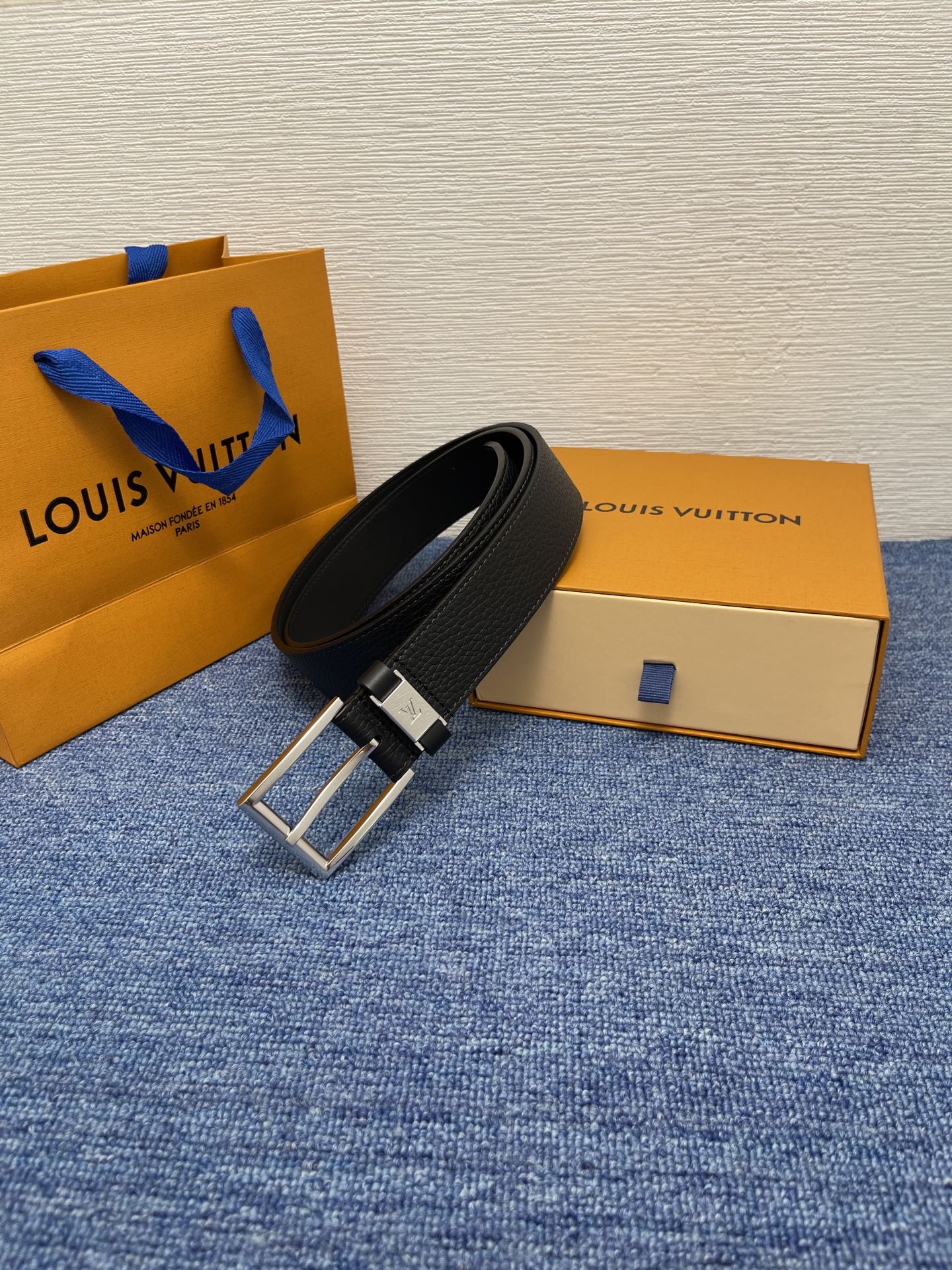 
【LOUIS VUITTON驴牌】：经典原单品质，新款荔枝纹原版平纹底，搭配原单精品针扣，精工制作，细