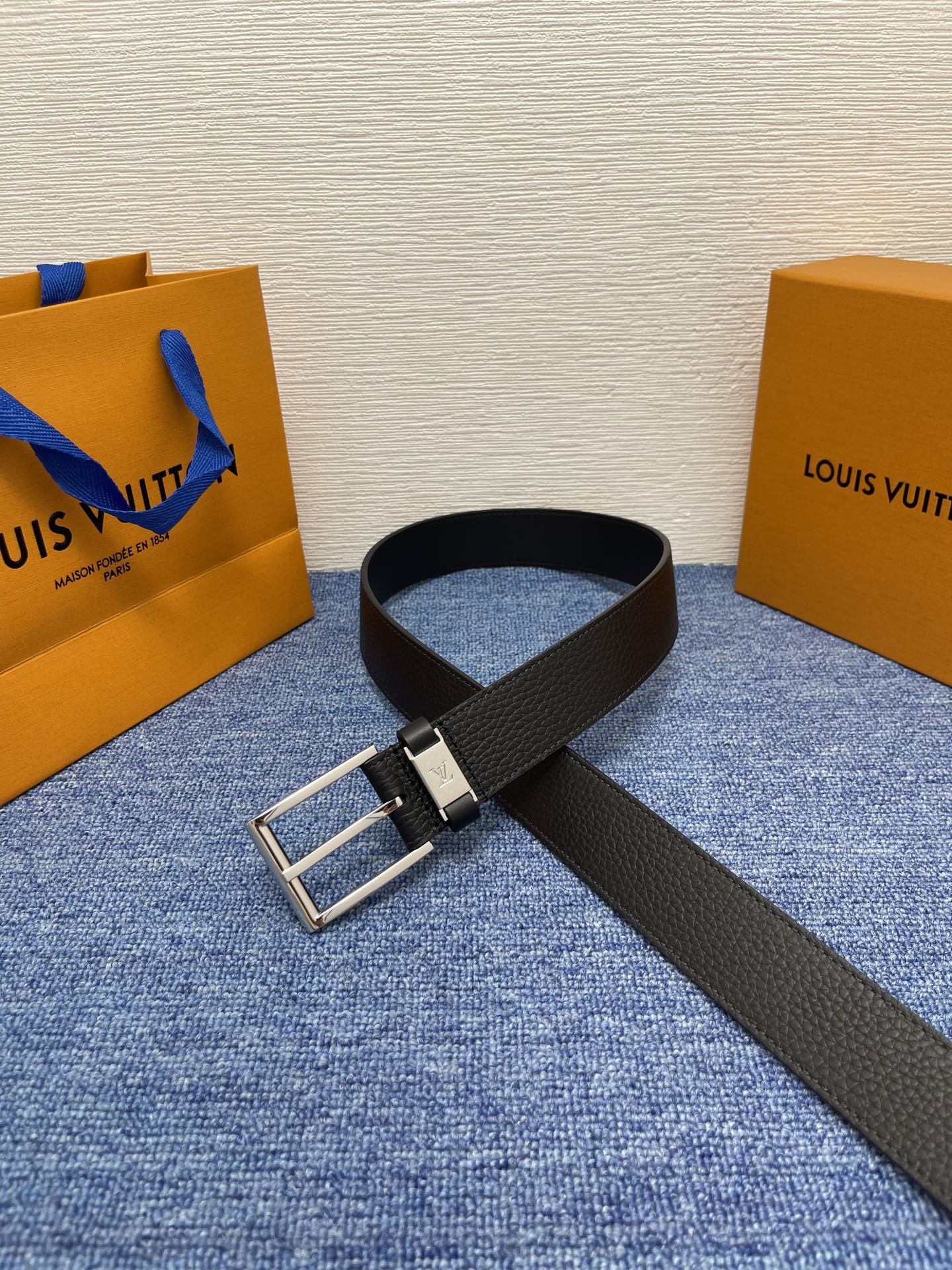 
【LOUIS VUITTON驴牌】：经典原单品质，新款荔枝纹原版平纹底，搭配原单精品针扣，精工制作，细