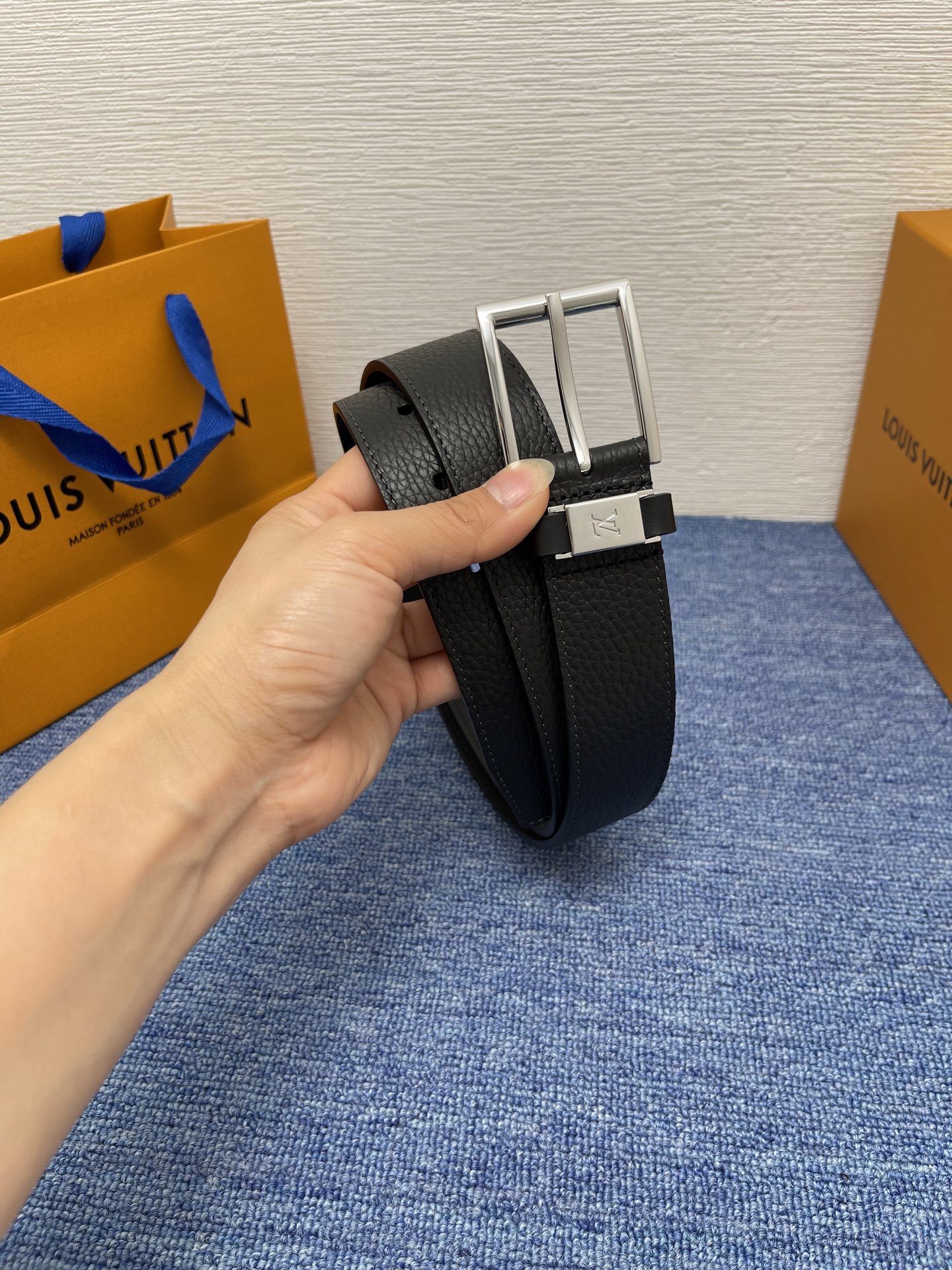 
【LOUIS VUITTON驴牌】：经典原单品质，新款荔枝纹原版平纹底，搭配原单精品针扣，精工制作，细