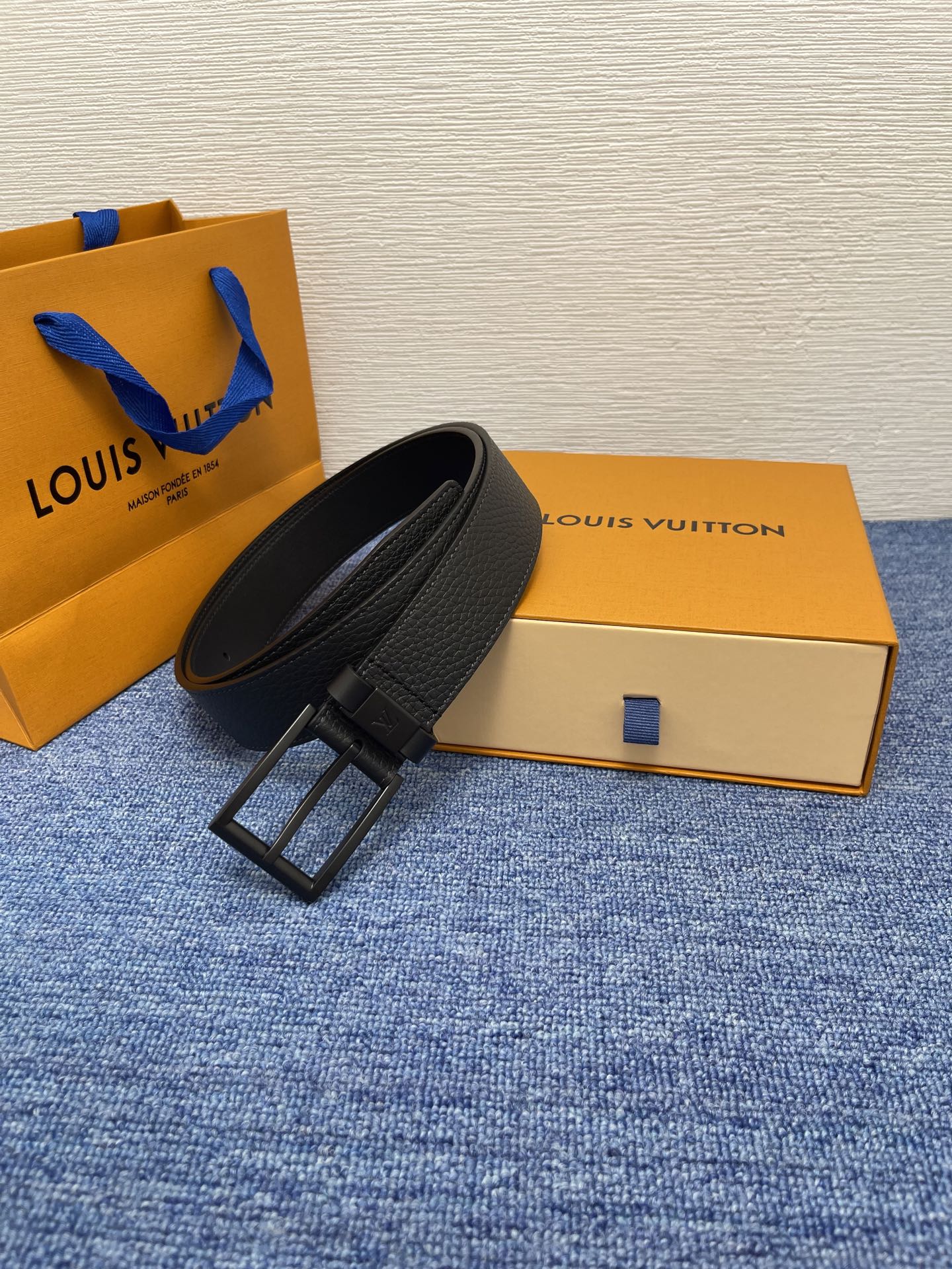 
【LOUIS VUITTON驴牌】：经典原单品质，新款荔枝纹原版平纹底，搭配原单精品针扣，精工制作，细