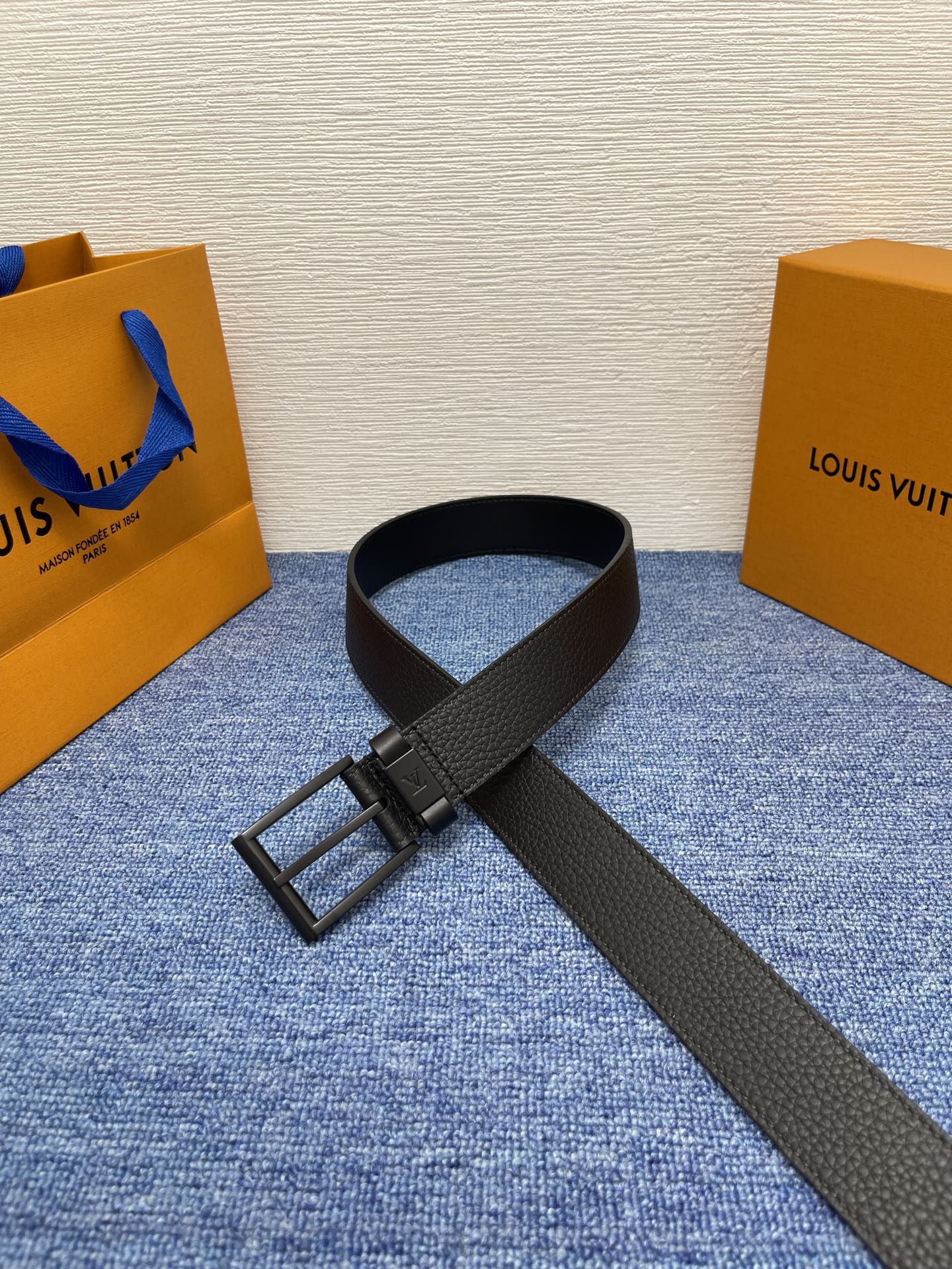 
【LOUIS VUITTON驴牌】：经典原单品质，新款荔枝纹原版平纹底，搭配原单精品针扣，精工制作，细