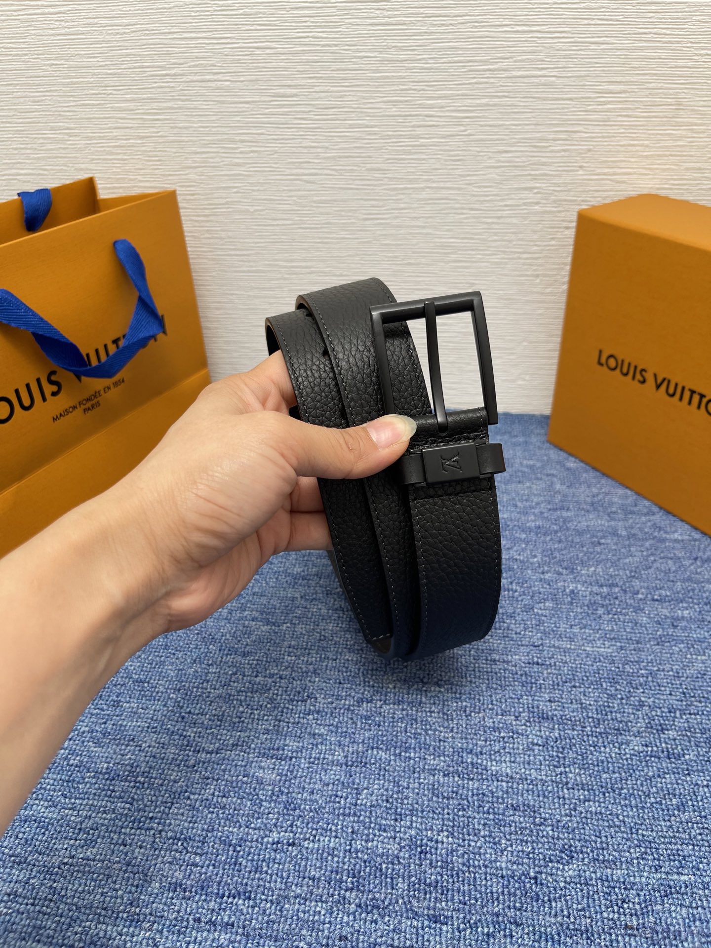 
【LOUIS VUITTON驴牌】：经典原单品质，新款荔枝纹原版平纹底，搭配原单精品针扣，精工制作，细