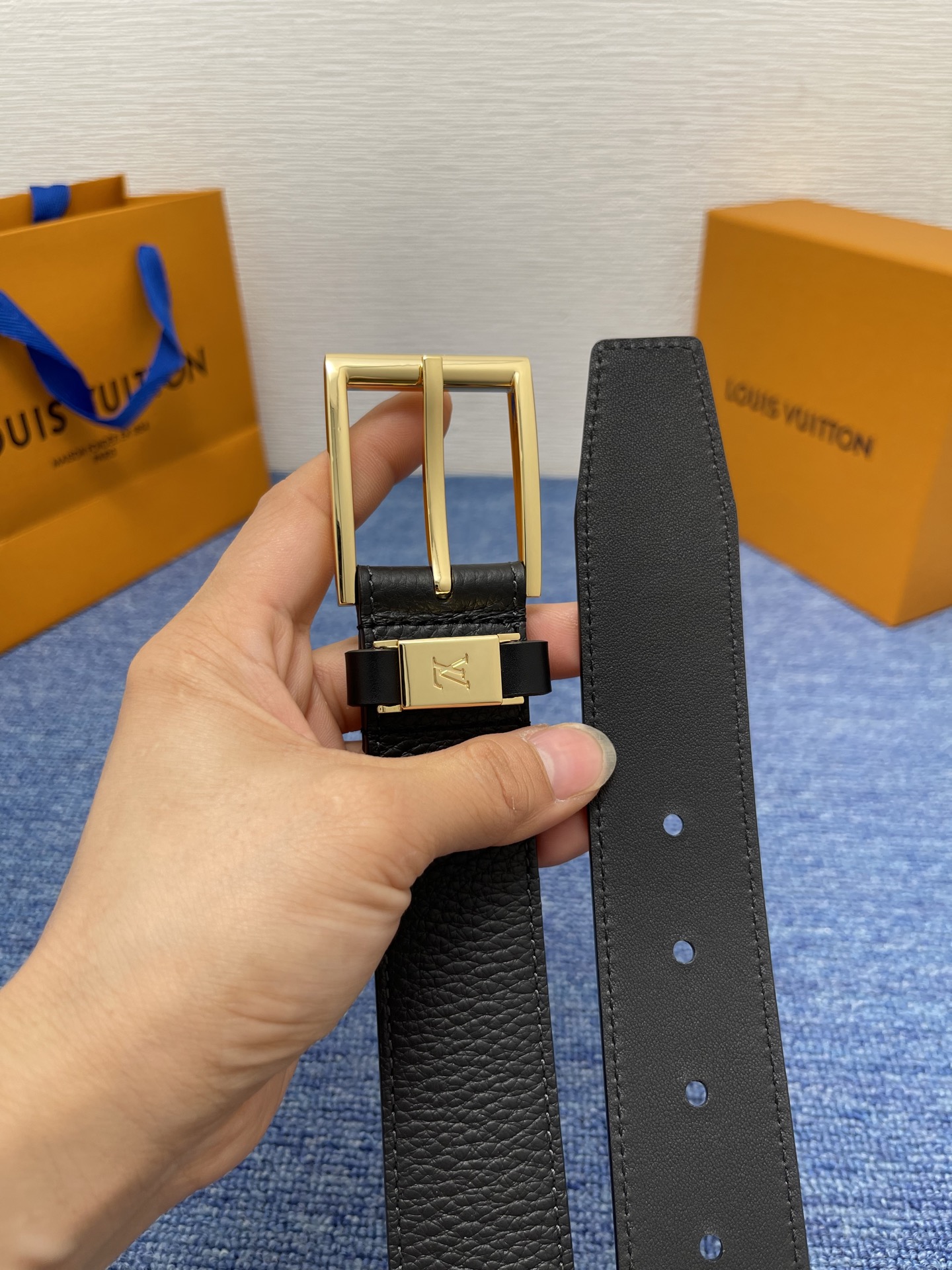
【LOUIS VUITTON驴牌】：经典原单品质，新款荔枝纹原版平纹底，搭配原单精品针扣，精工制作，细