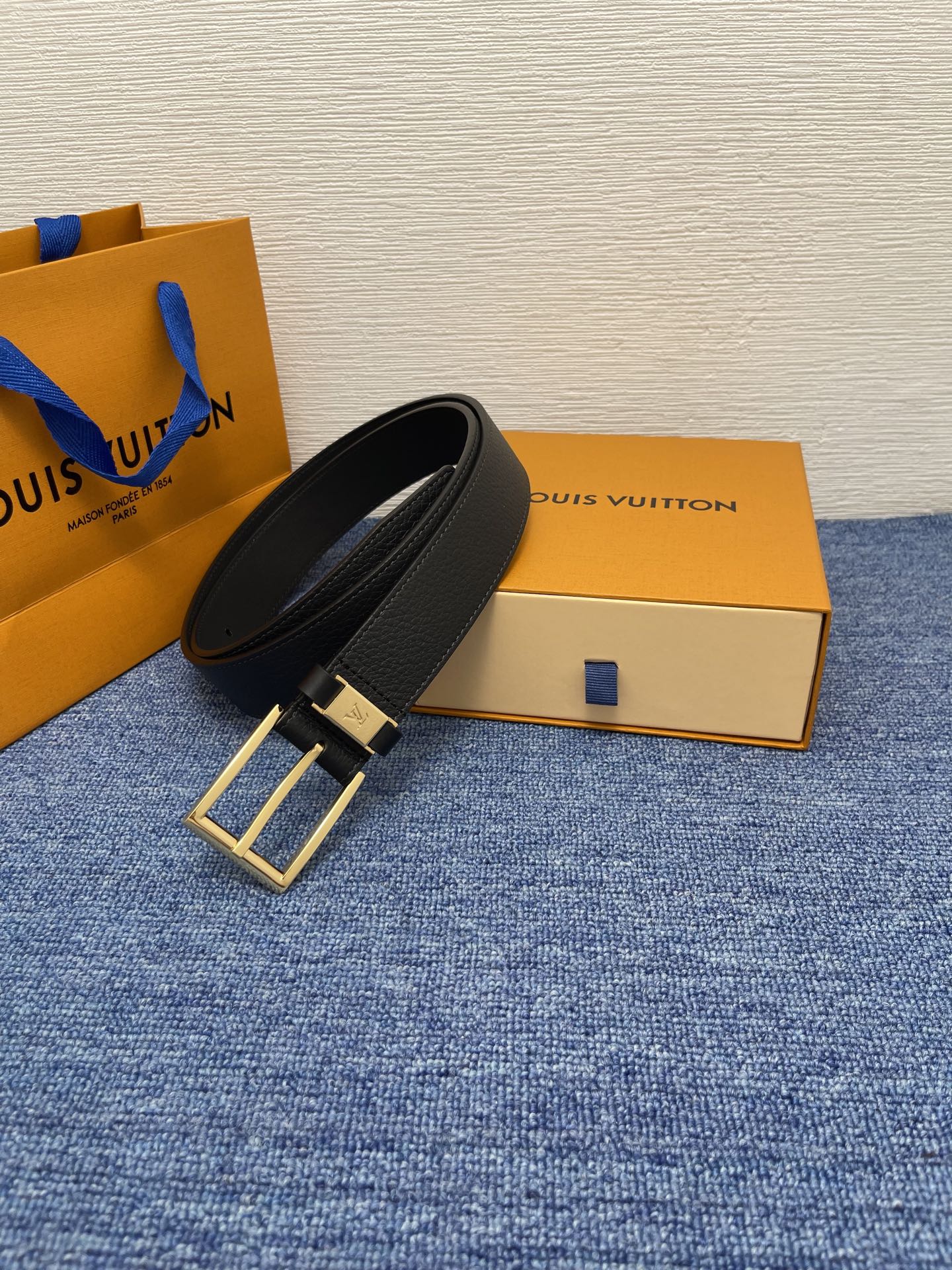 
【LOUIS VUITTON驴牌】：经典原单品质，新款荔枝纹原版平纹底，搭配原单精品针扣，精工制作，细