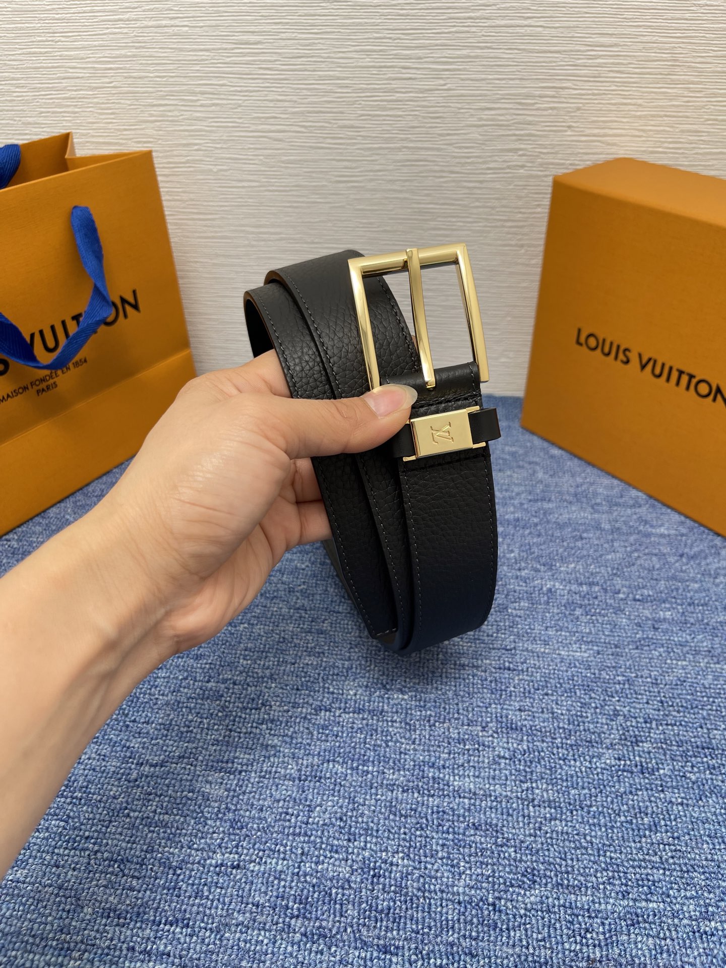 
【LOUIS VUITTON驴牌】：经典原单品质，新款荔枝纹原版平纹底，搭配原单精品针扣，精工制作，细