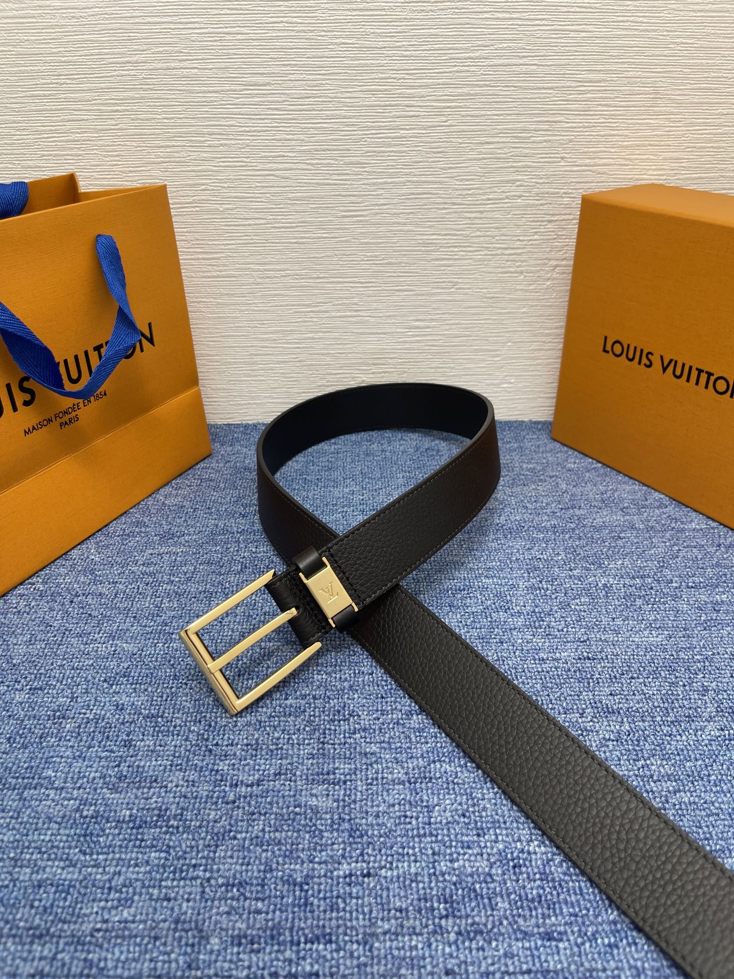 
【LOUIS VUITTON驴牌】：经典原单品质，新款荔枝纹原版平纹底，搭配原单精品针扣，精工制作，细