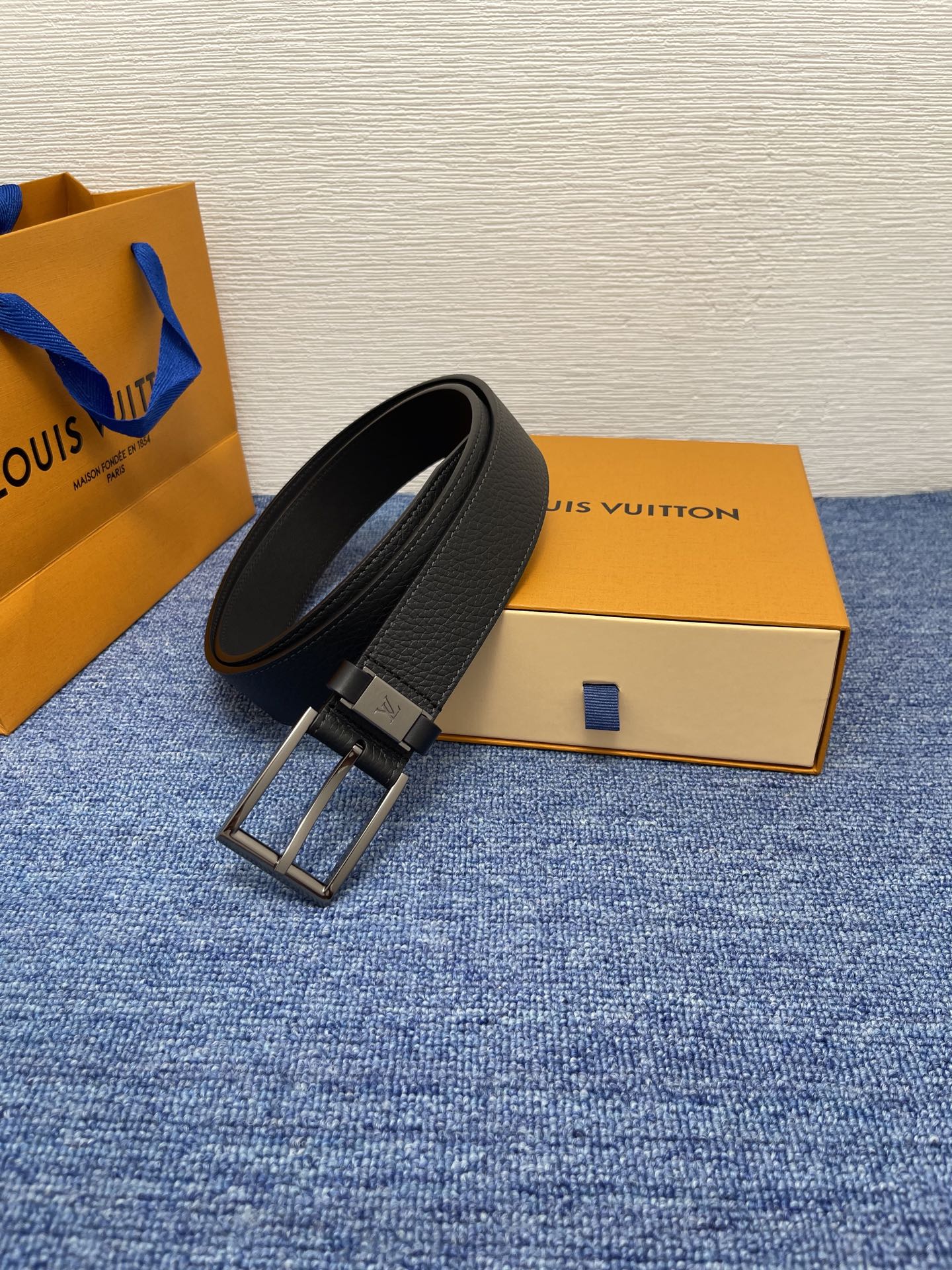 
【LOUIS VUITTON驴牌】：经典原单品质，新款荔枝纹原版平纹底，搭配原单精品针扣，精工制作，细