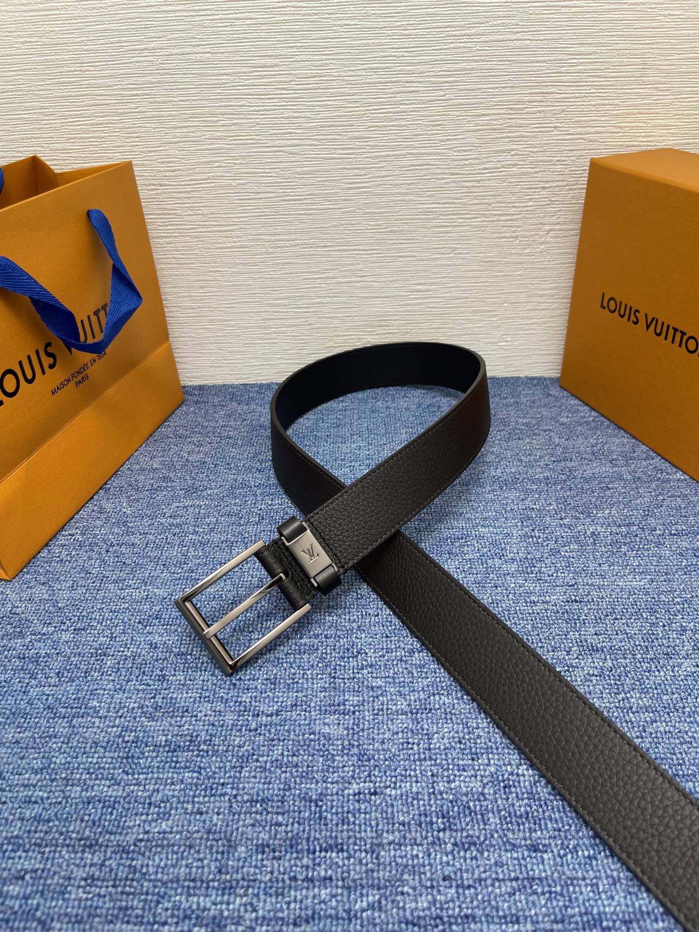 
【LOUIS VUITTON驴牌】：经典原单品质，新款荔枝纹原版平纹底，搭配原单精品针扣，精工制作，细