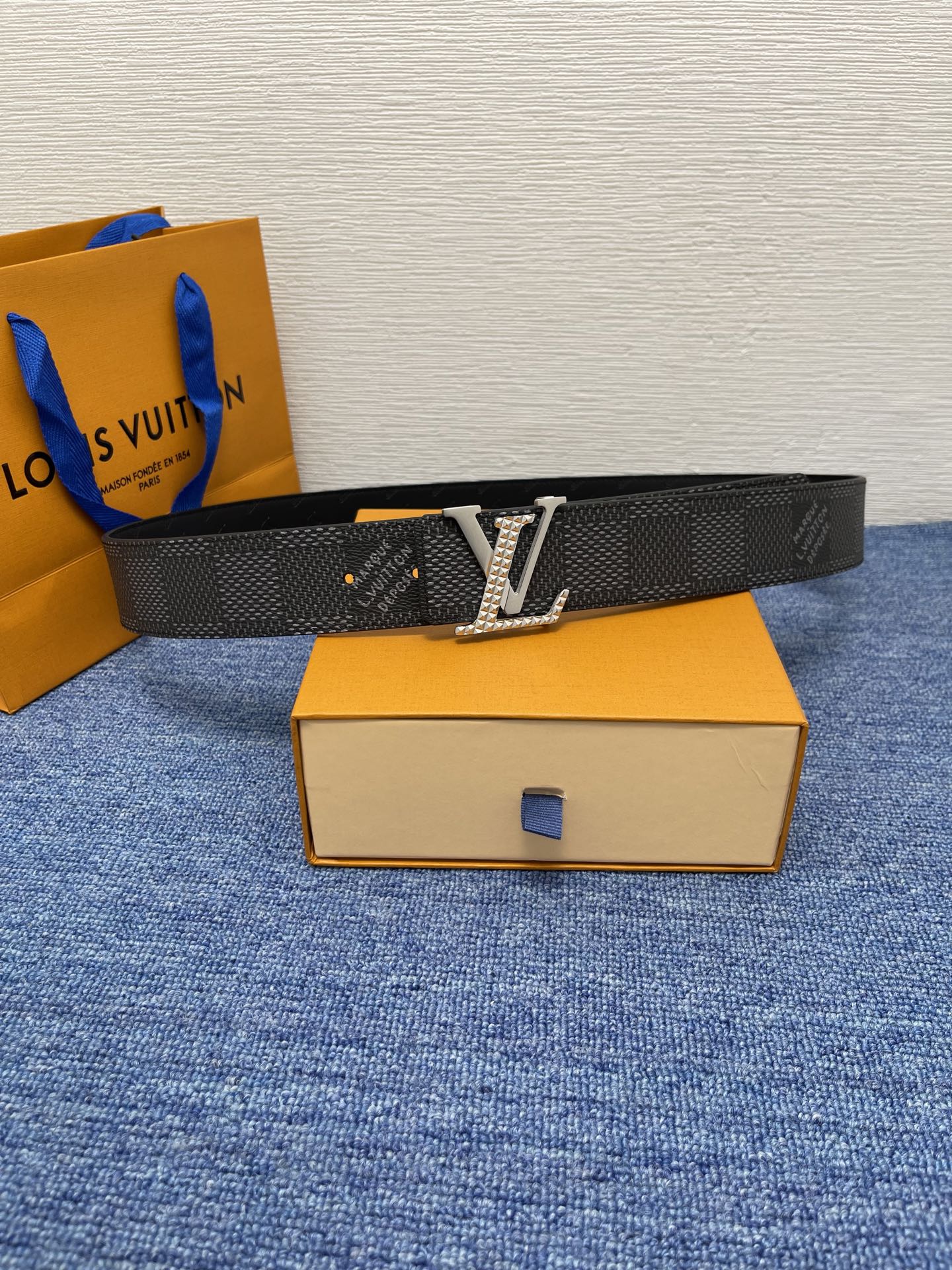 🔴 【品牌】LV  4．0cm 
🔴 【描述】这款饰有LV带扣的腰带配以水牛皮衬里，覆以Monogram