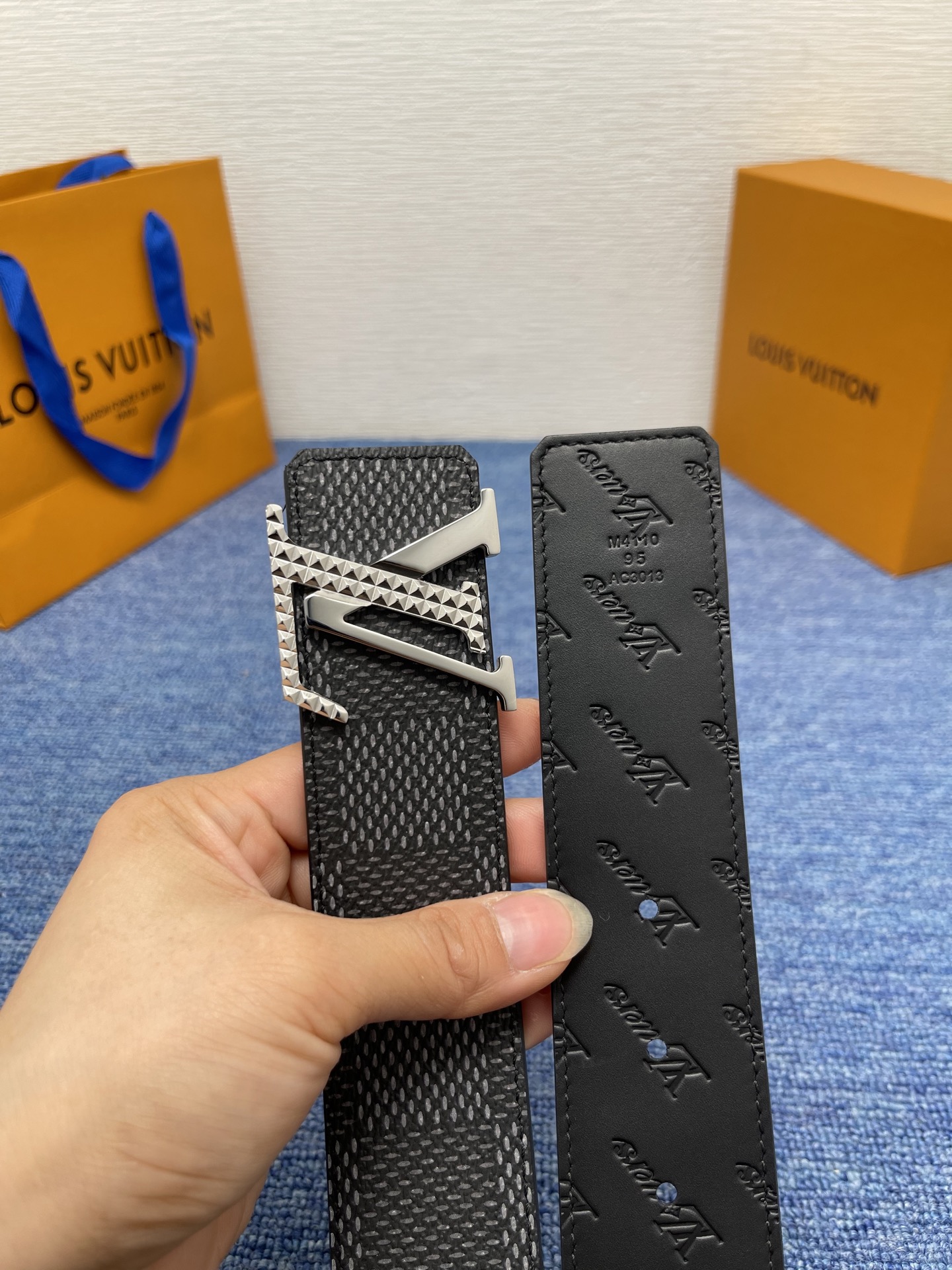 🔴 【品牌】LV  4．0cm 
🔴 【描述】这款饰有LV带扣的腰带配以水牛皮衬里，覆以Monogram