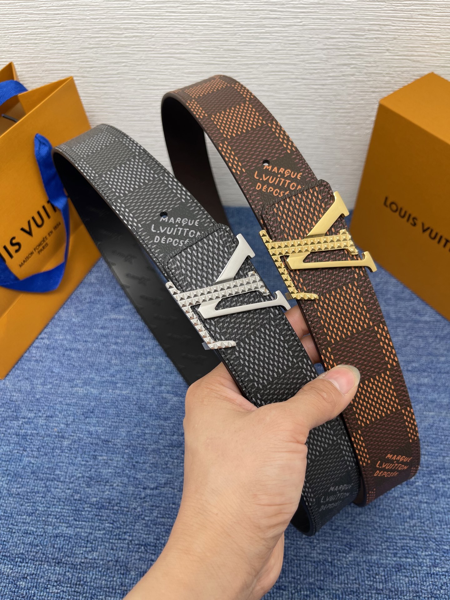 🔴 【品牌】LV  4．0cm 
🔴 【描述】这款饰有LV带扣的腰带配以水牛皮衬里，覆以Monogram