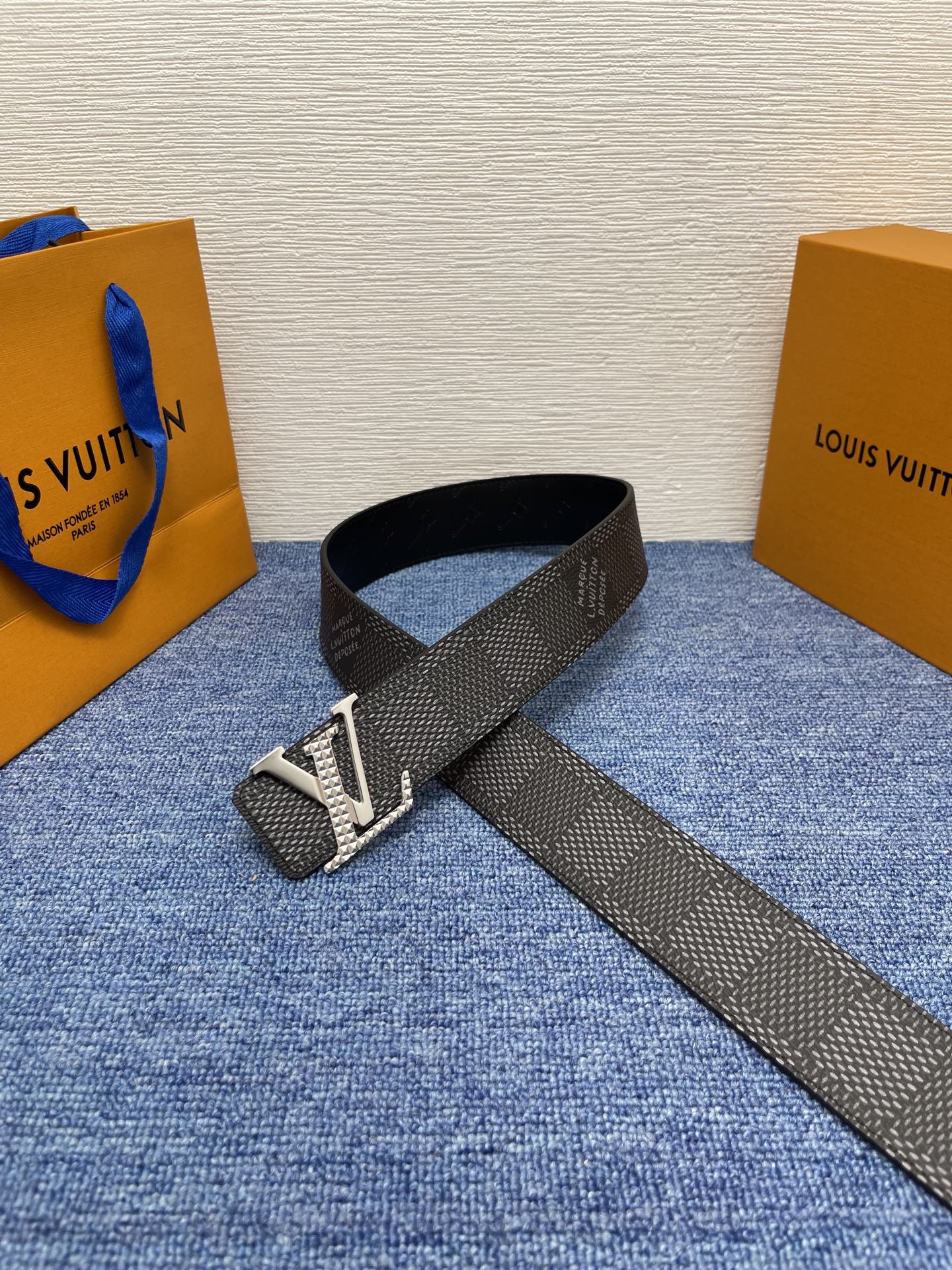 🔴 【品牌】LV  4．0cm 
🔴 【描述】这款饰有LV带扣的腰带配以水牛皮衬里，覆以Monogram
