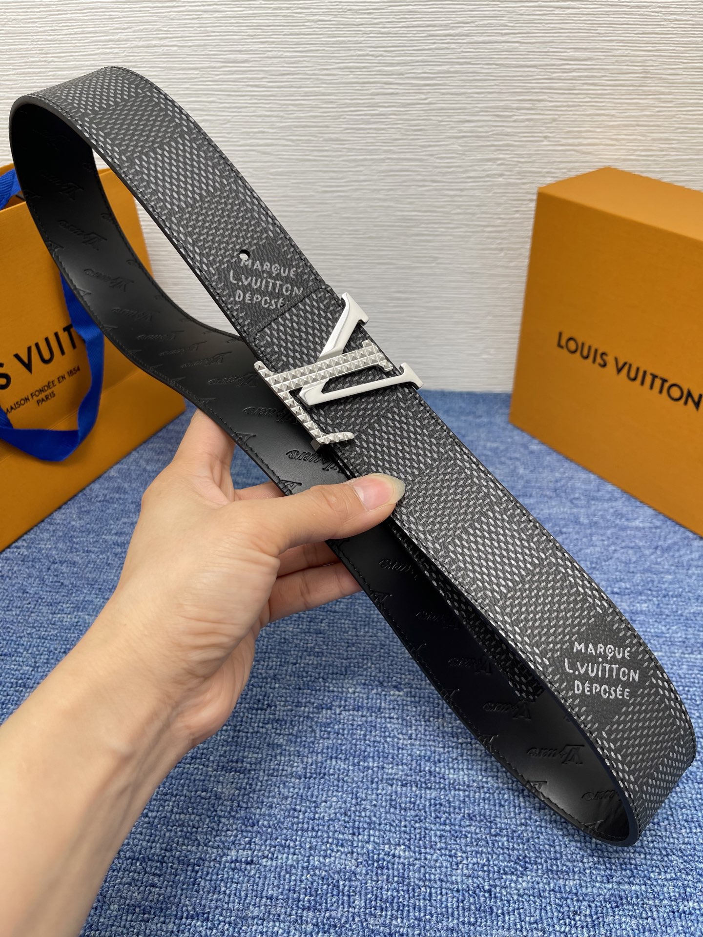 🔴 【品牌】LV  4．0cm 
🔴 【描述】这款饰有LV带扣的腰带配以水牛皮衬里，覆以Monogram
