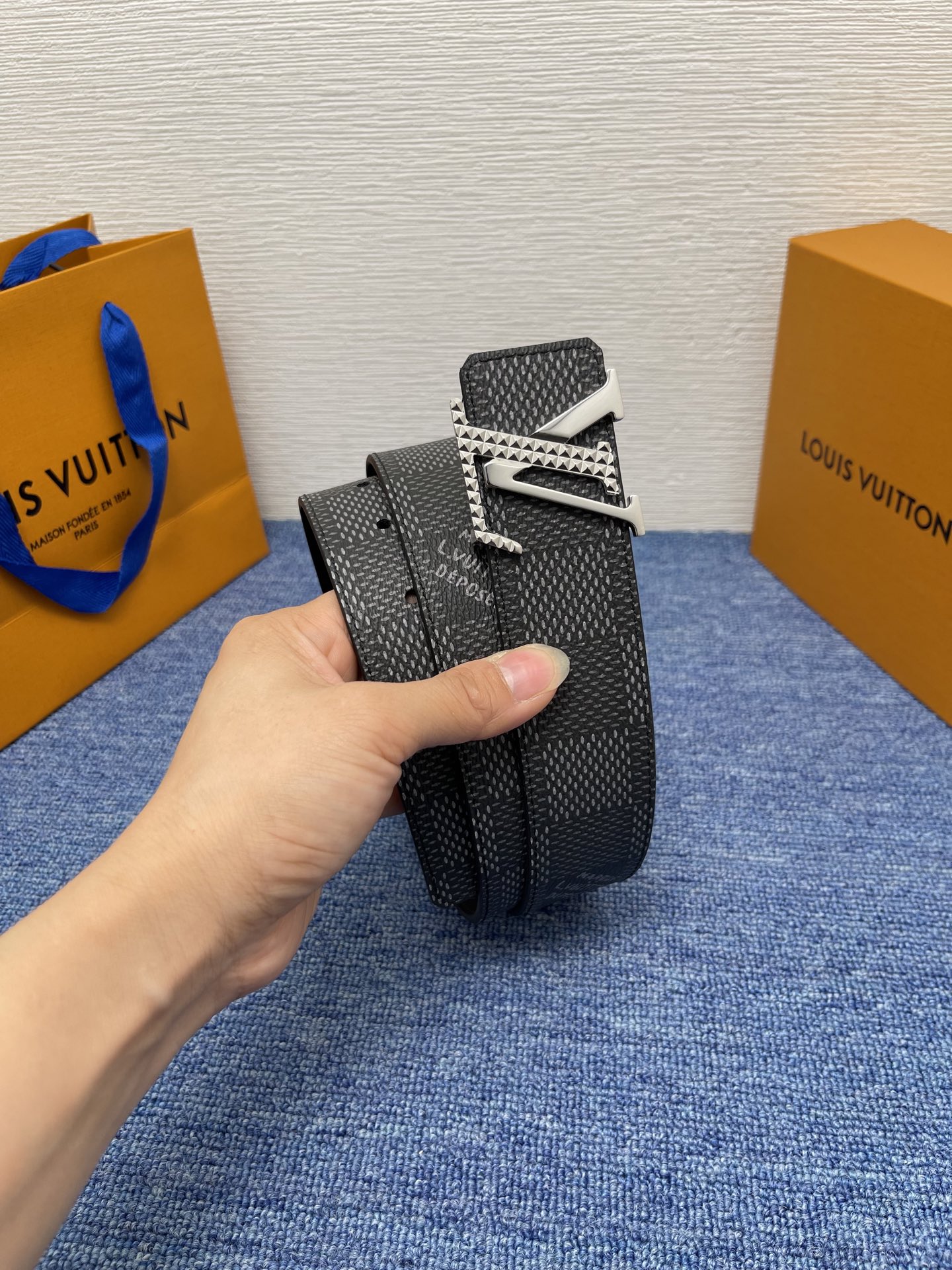 🔴 【品牌】LV  4．0cm 
🔴 【描述】这款饰有LV带扣的腰带配以水牛皮衬里，覆以Monogram