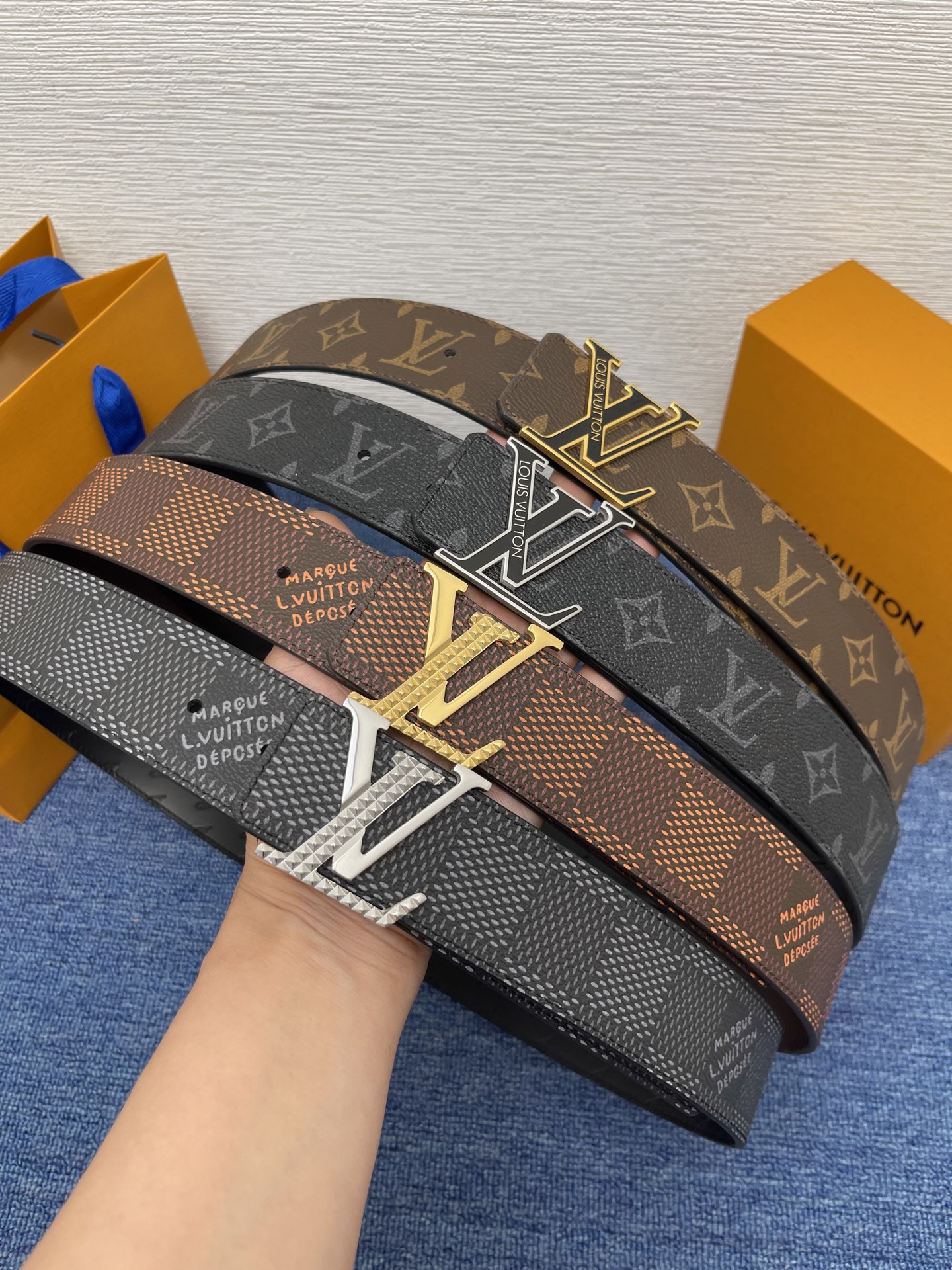 🔴 【品牌】LV  4．0cm 
🔴 【描述】这款饰有LV带扣的腰带配以水牛皮衬里，覆以Monogram
