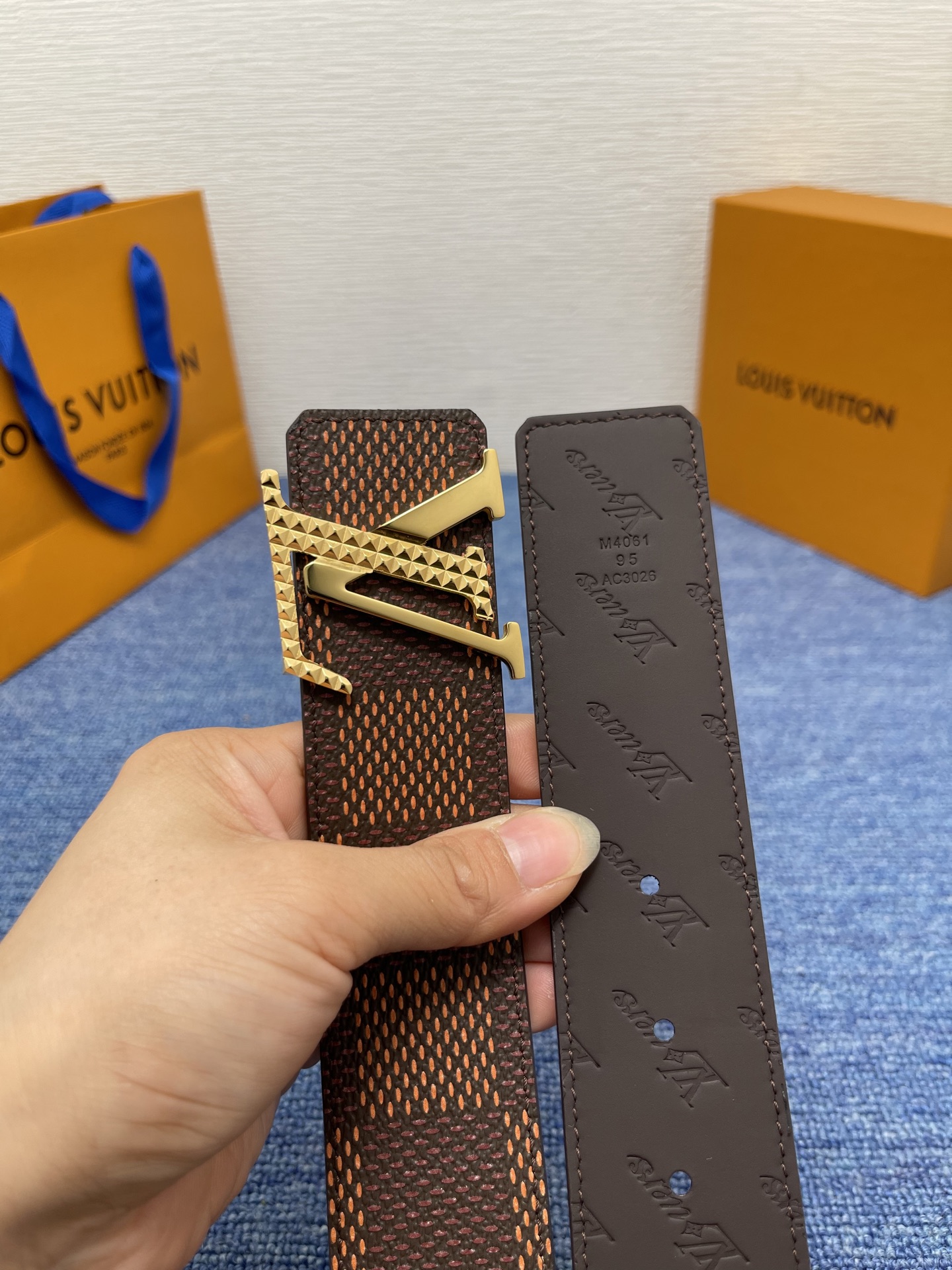🔴 【品牌】LV  4．0cm 
🔴 【描述】这款饰有LV带扣的腰带配以水牛皮衬里，覆以Monogram
