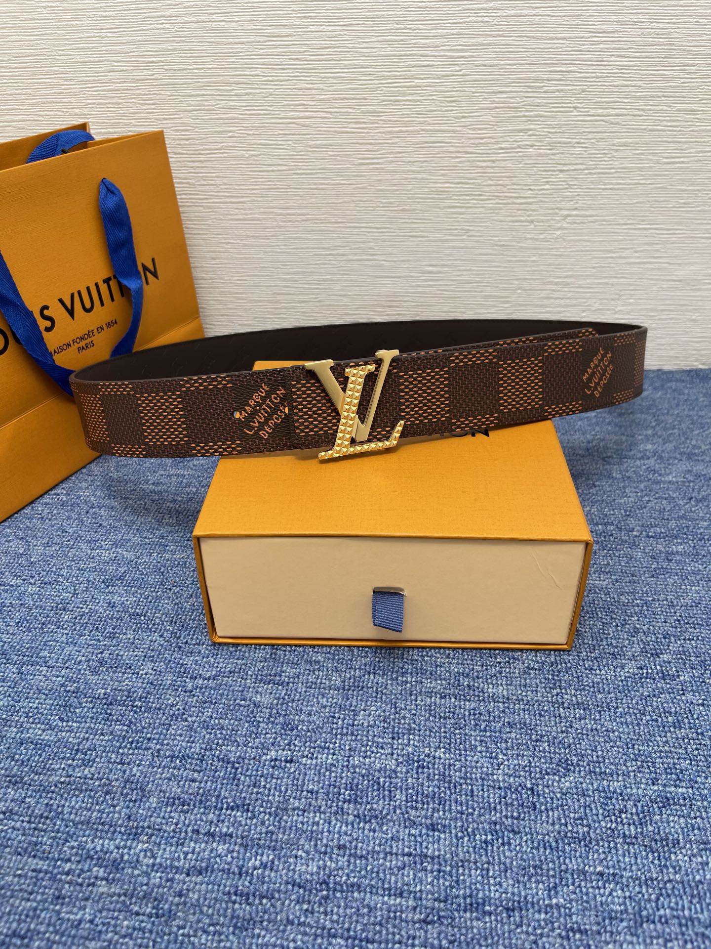 🔴 【品牌】LV  4．0cm 
🔴 【描述】这款饰有LV带扣的腰带配以水牛皮衬里，覆以Monogram